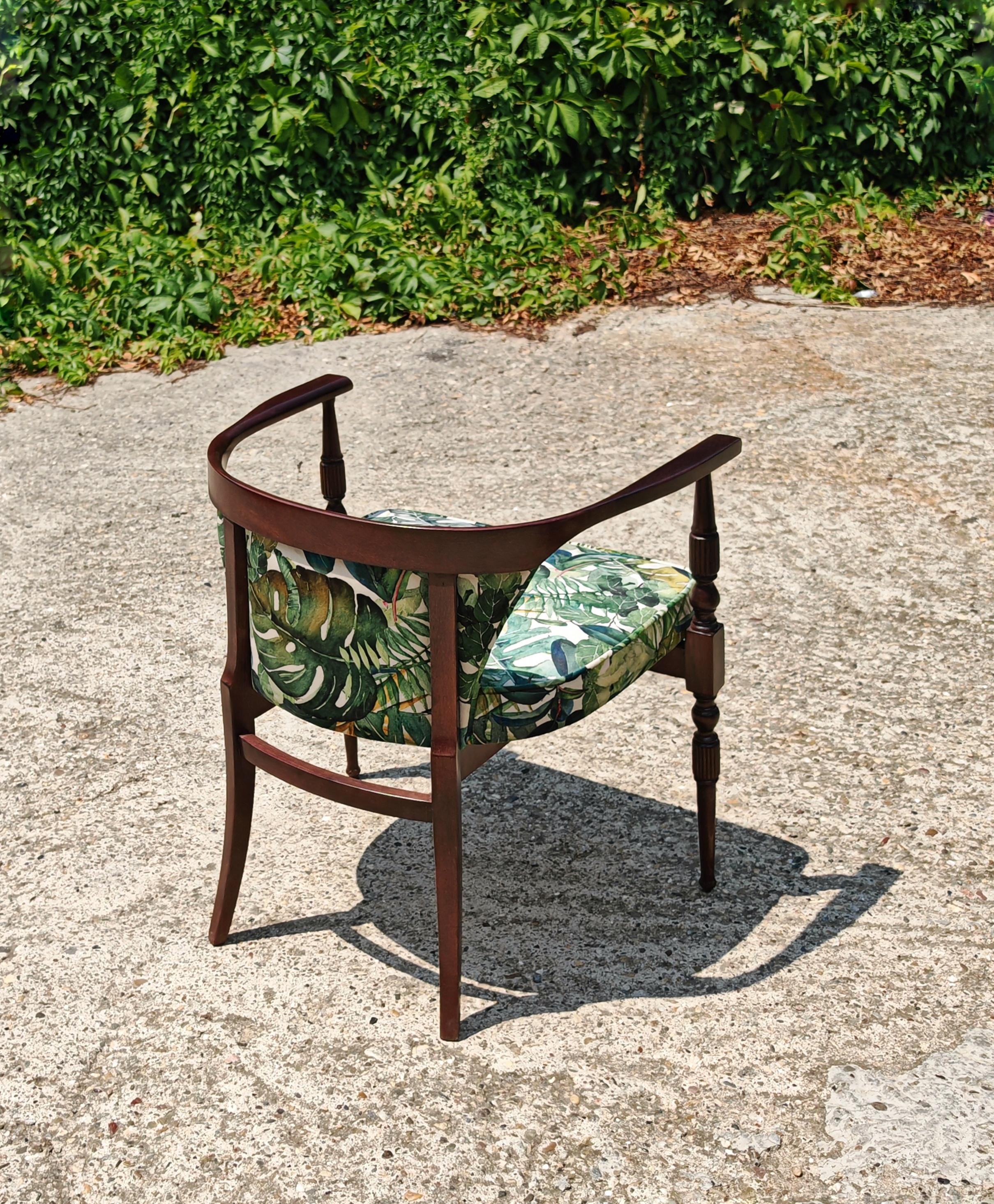Pareja de pequeños sillones vintage tapizados en felpa con estampado tropical en venta 8