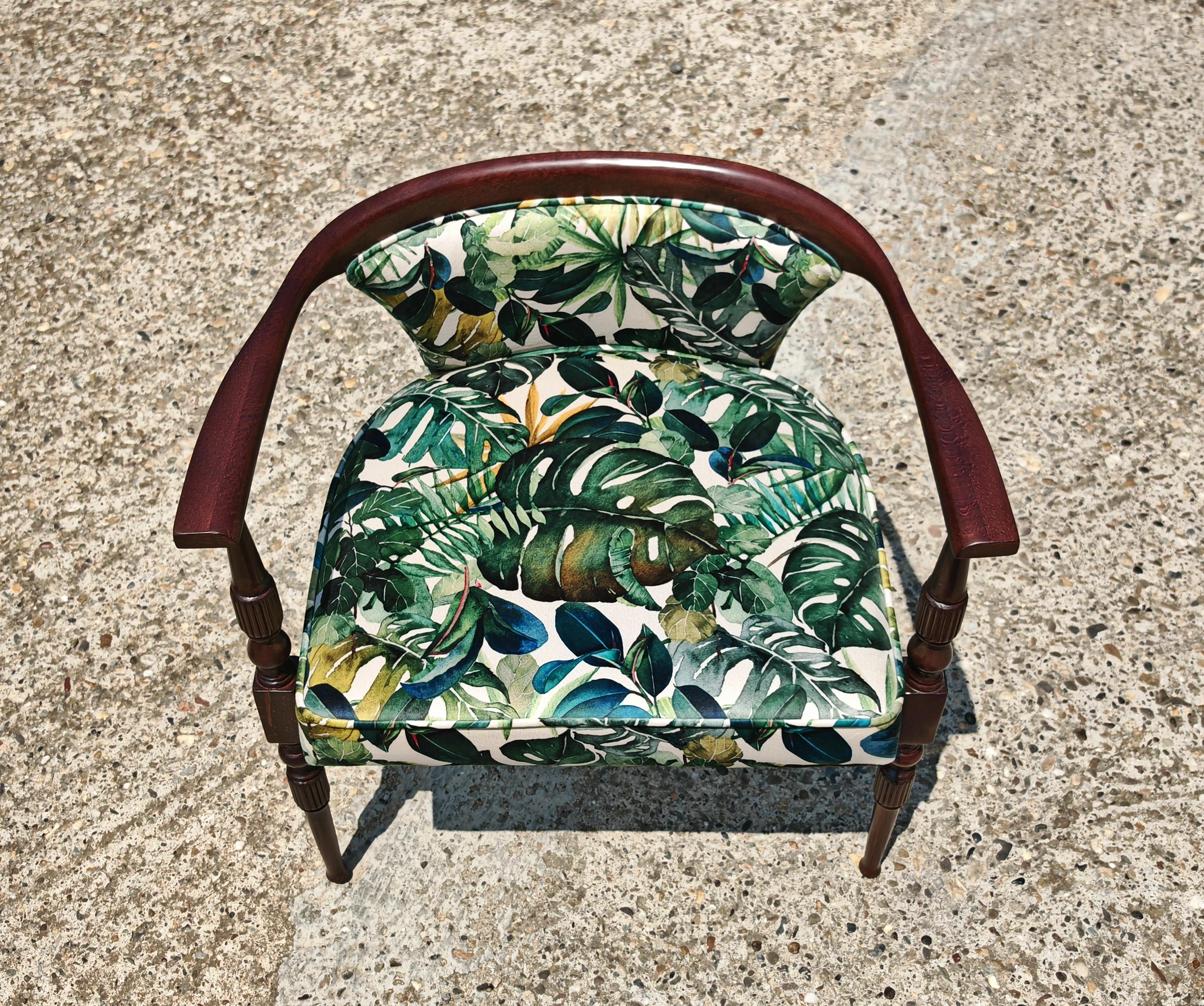 Pareja de pequeños sillones vintage tapizados en felpa con estampado tropical en venta 9