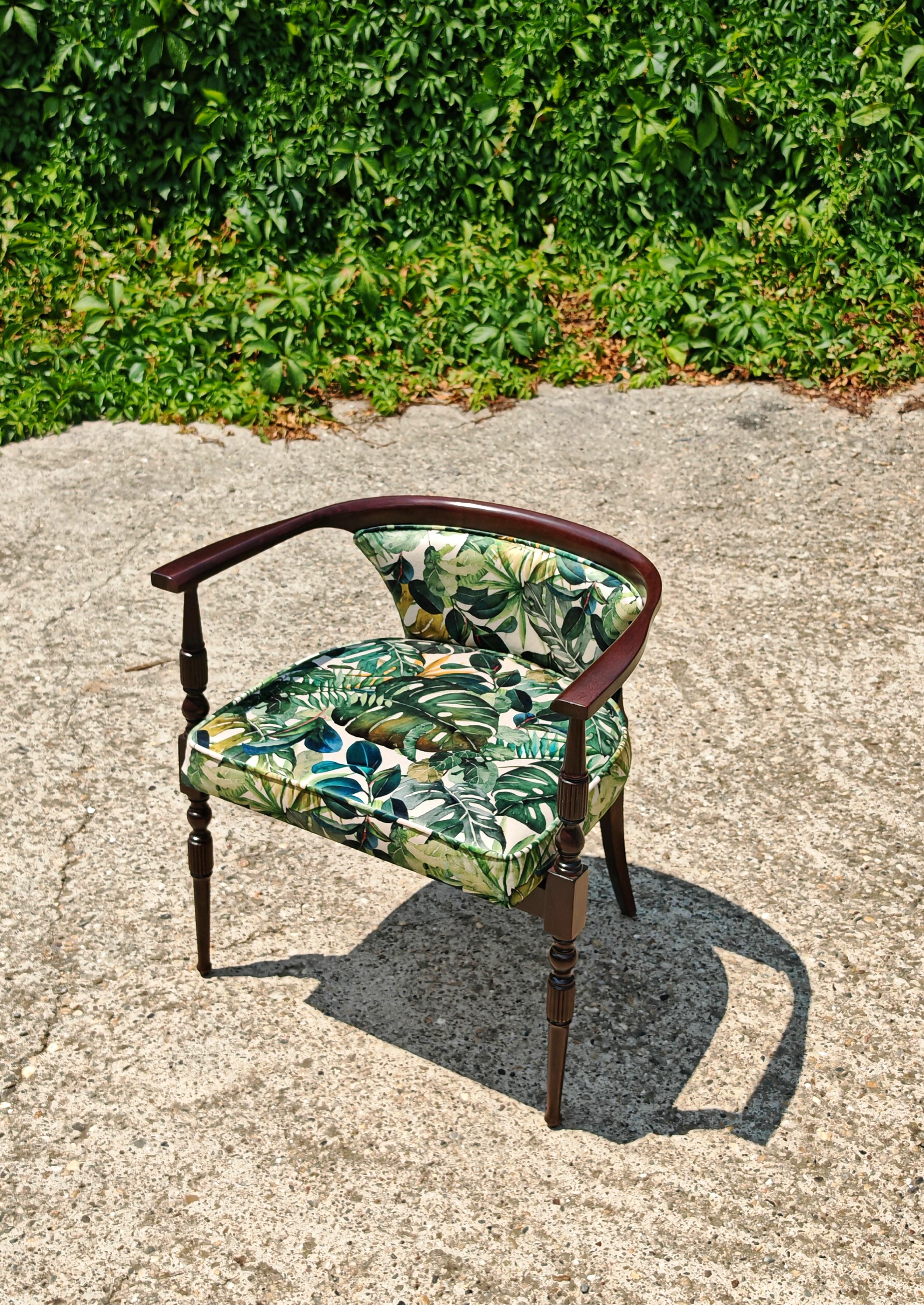 Pareja de pequeños sillones vintage tapizados en felpa con estampado tropical en venta 10