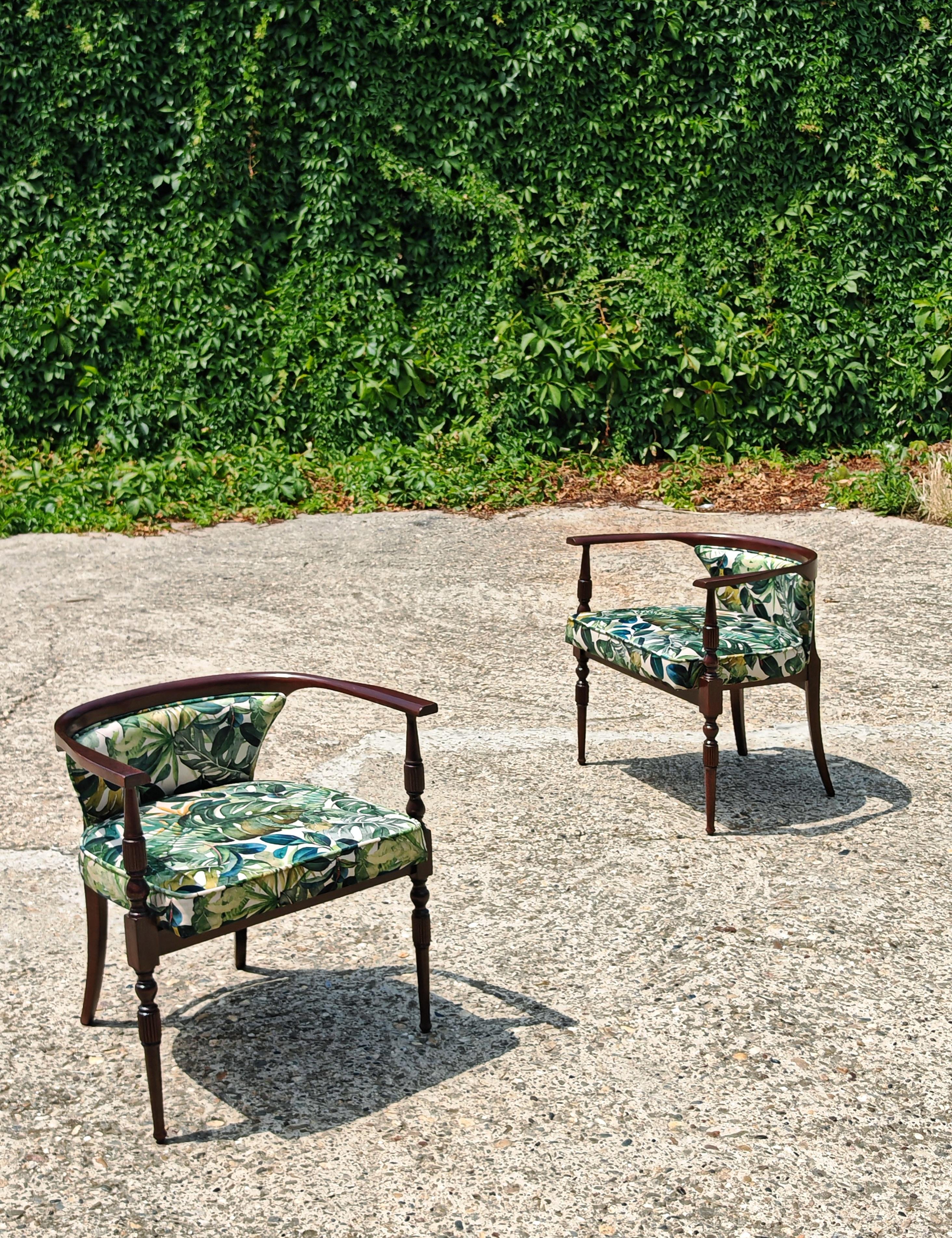 Pareja de pequeños sillones vintage tapizados en felpa con estampado tropical en venta 11