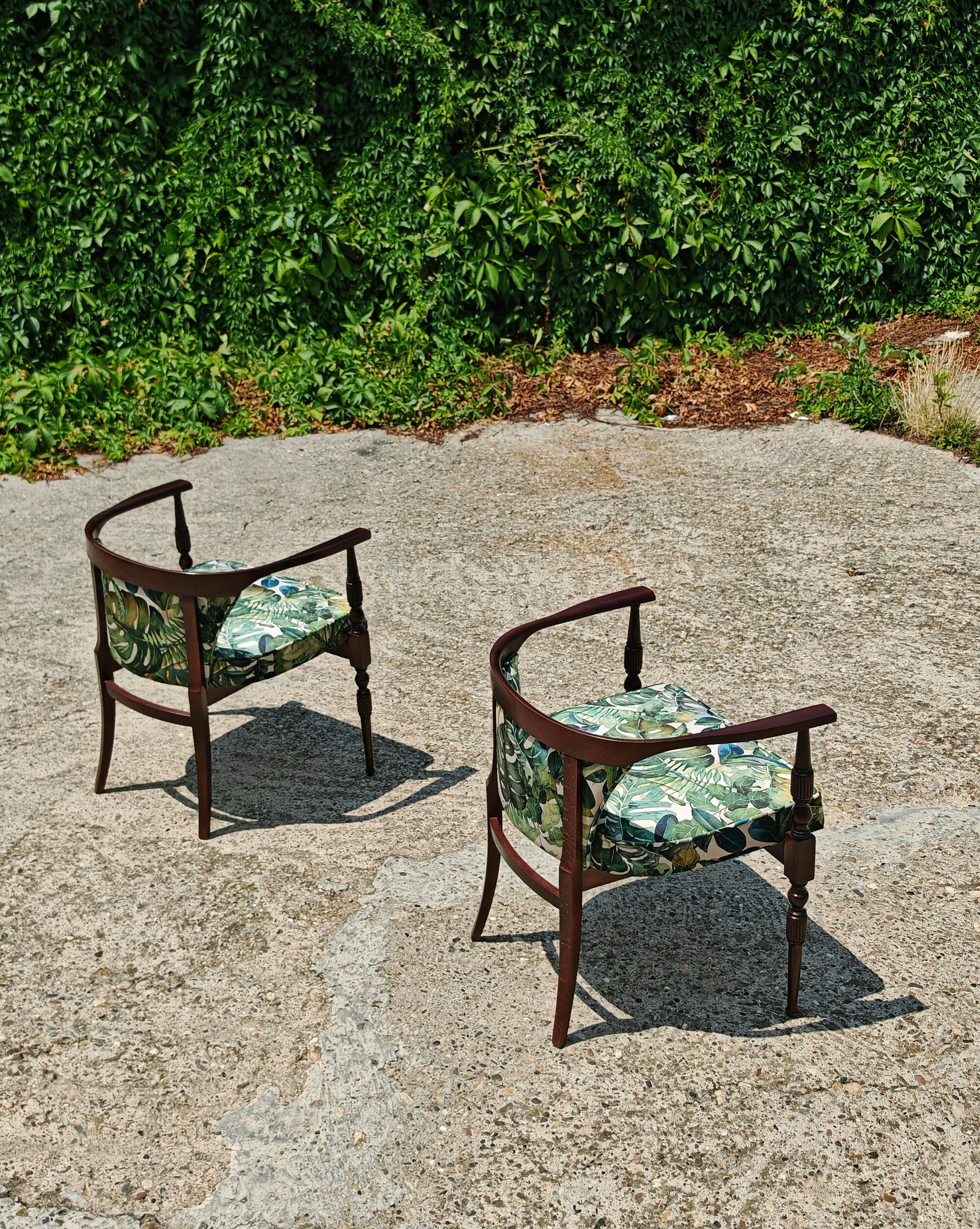 Pareja de pequeños sillones vintage tapizados en felpa con estampado tropical en venta 12
