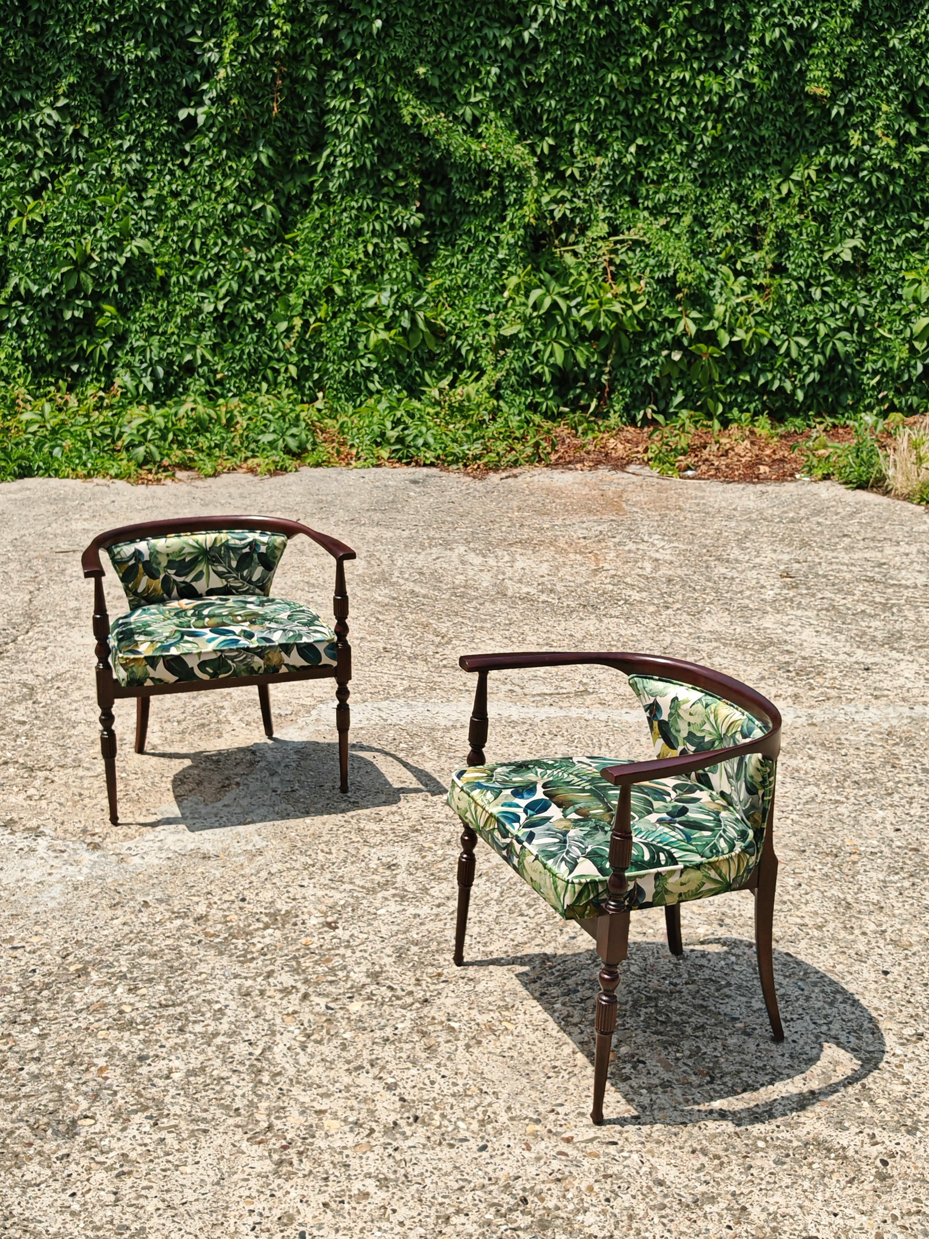 Pareja de pequeños sillones vintage tapizados en felpa con estampado tropical en venta 13