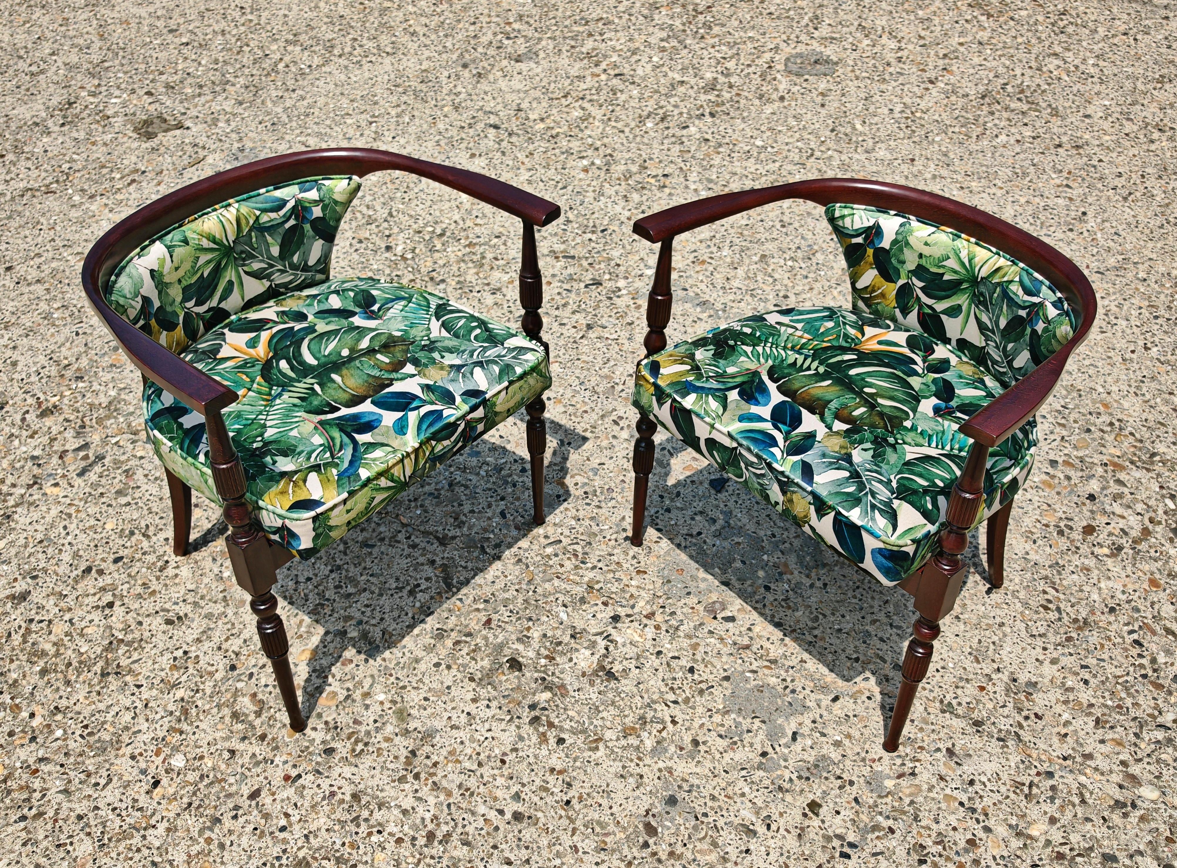 Pareja de pequeños sillones vintage tapizados en felpa con estampado tropical Tela en venta