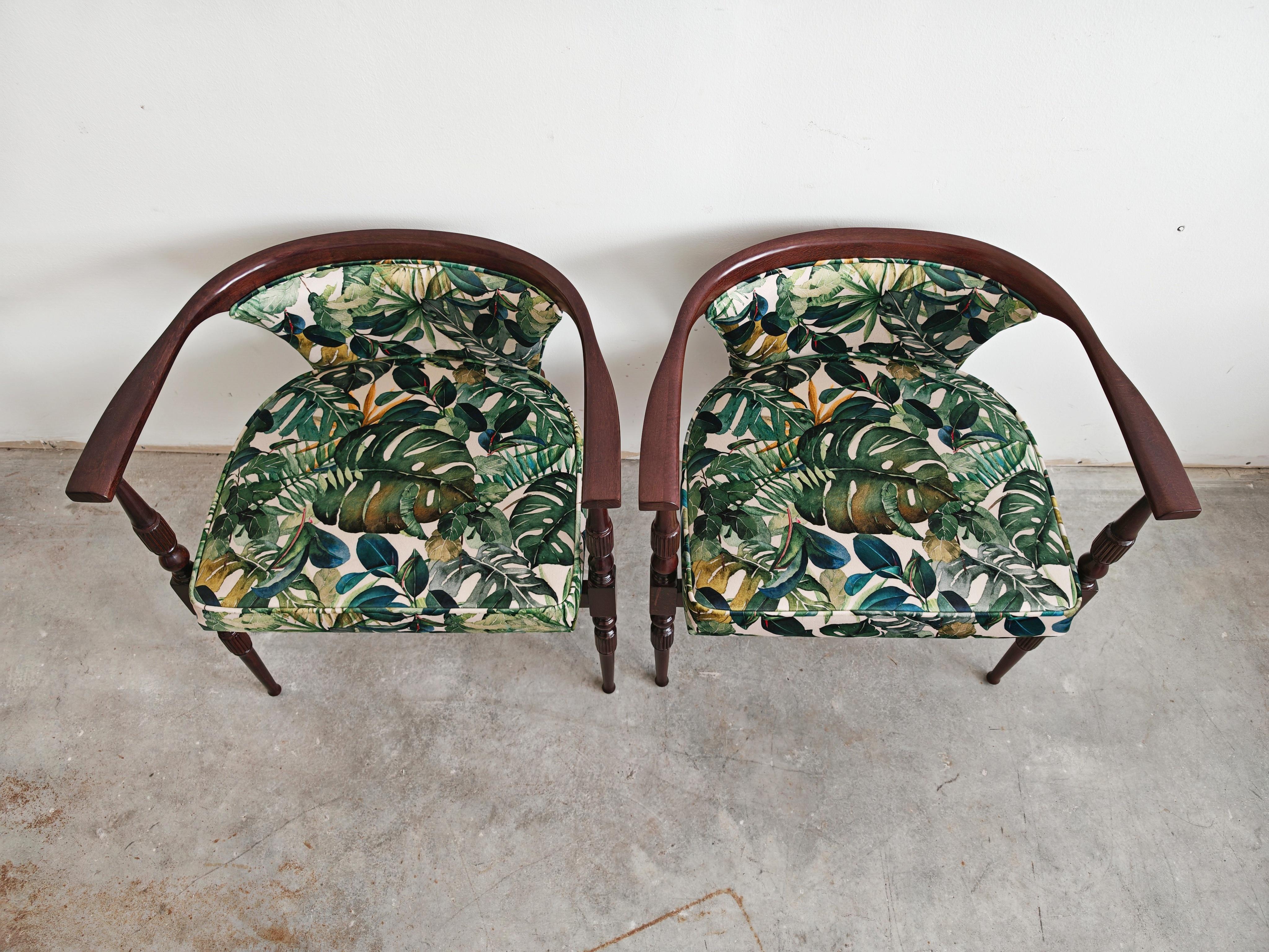 Pair of petite vintage armchairs upholstered in plush with tropics print In Excellent Condition For Sale In Beograd, RS