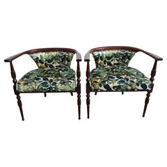 Ein Paar zierliche Vintage-Sessel mit Plüschbezug und Tropenprint