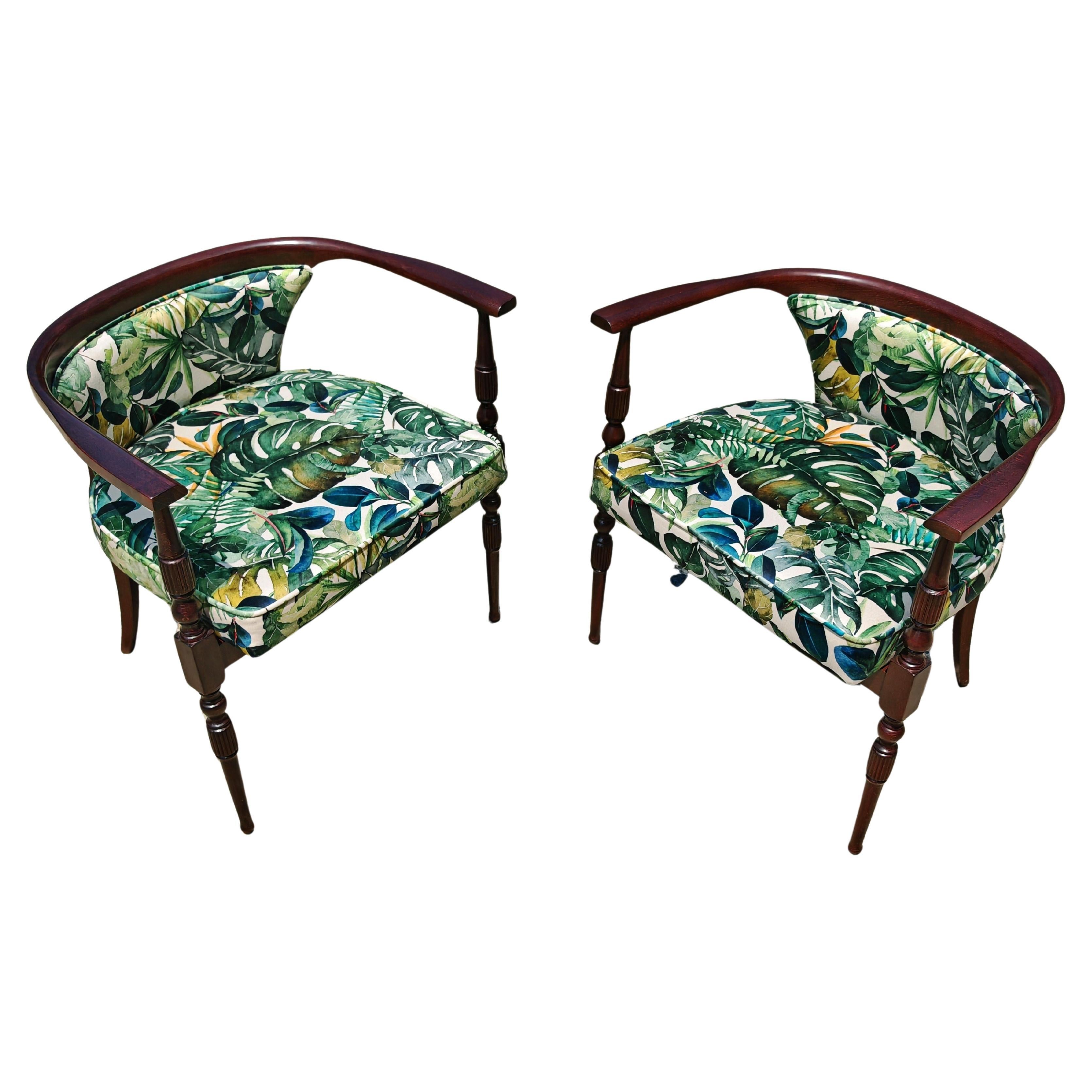 Pareja de pequeños sillones vintage tapizados en felpa con estampado tropical en venta