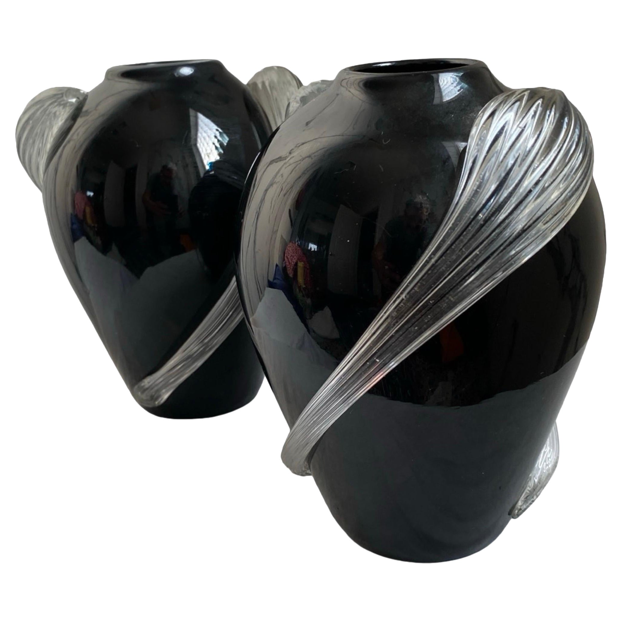 Pair of Petite Vintage Art Deco Schwarz Vasen w / mundgeblasenem Glas Akzente