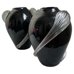 Pair of Petite Vintage Art Deco Schwarz Vasen w / mundgeblasenem Glas Akzente