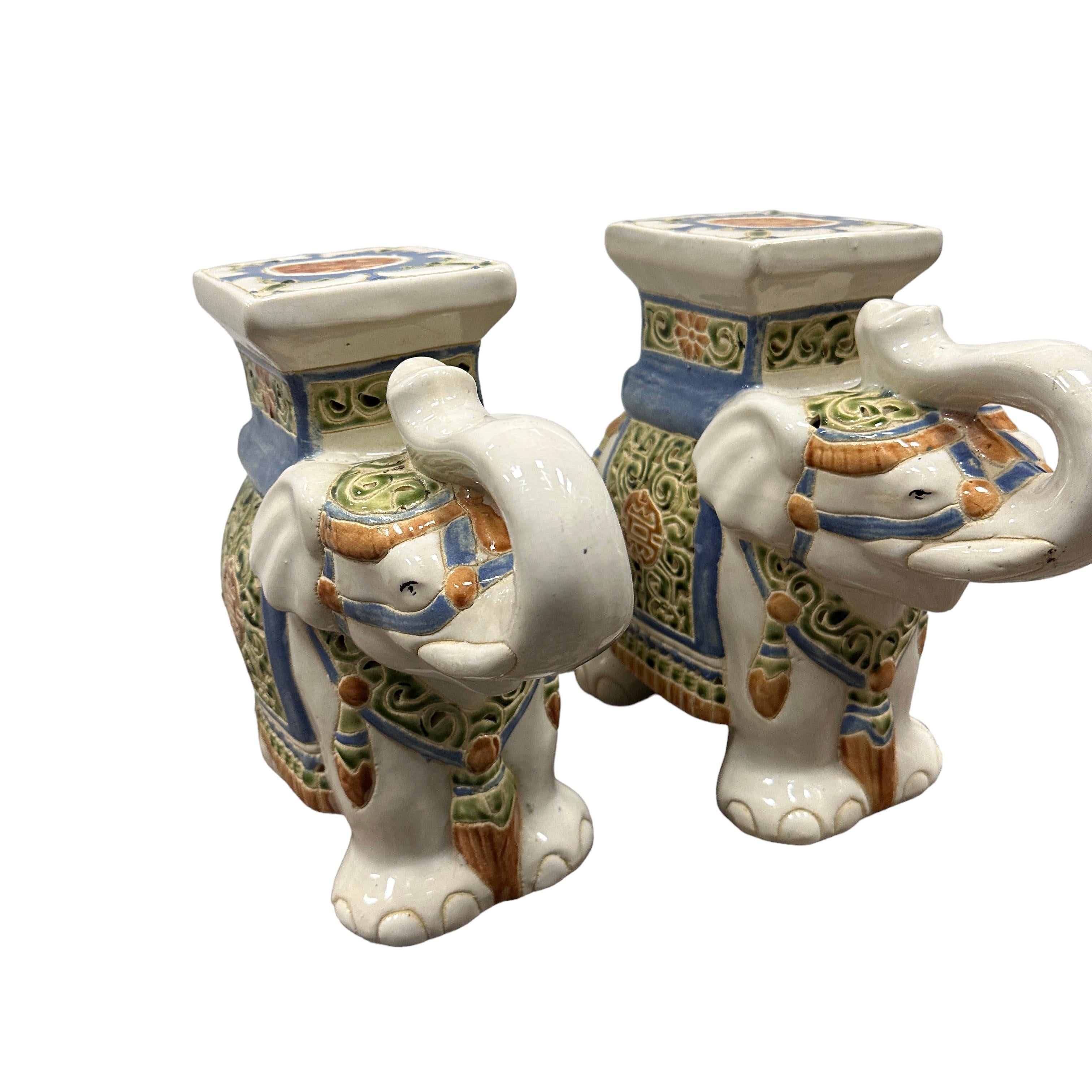 Pair of Petite Vintage Hollywood Regency Chinese Elephant Flower Pot Stand In Good Condition For Sale In Nuernberg, DE