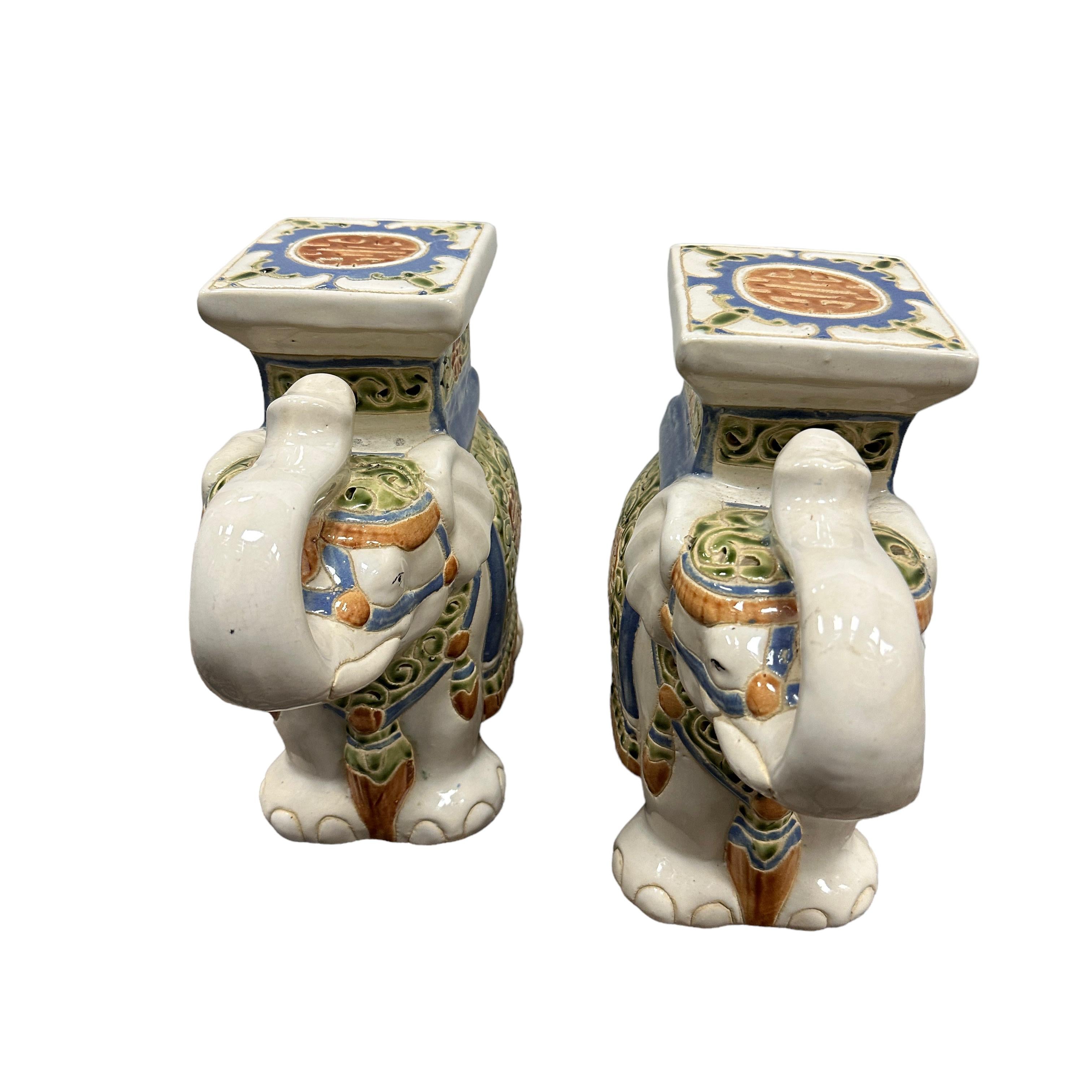 Paar Petite Vintage Hollywood Regency Chinesischer Elefant Blumentopf Stand (Keramik) im Angebot