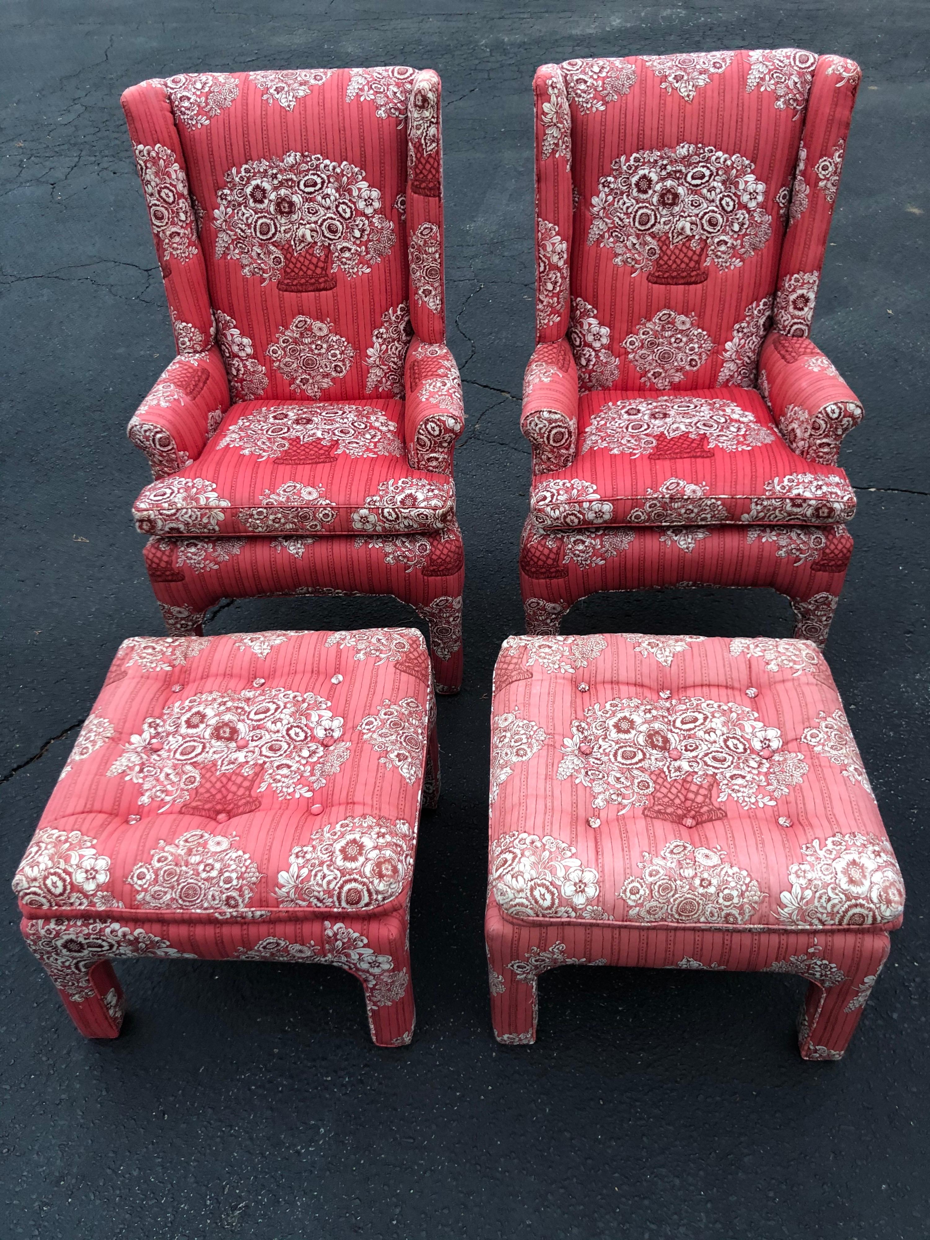 Mid-Century Modern Paire de petites chaises à dossier à ailes avec repose-pieds assortis en vente