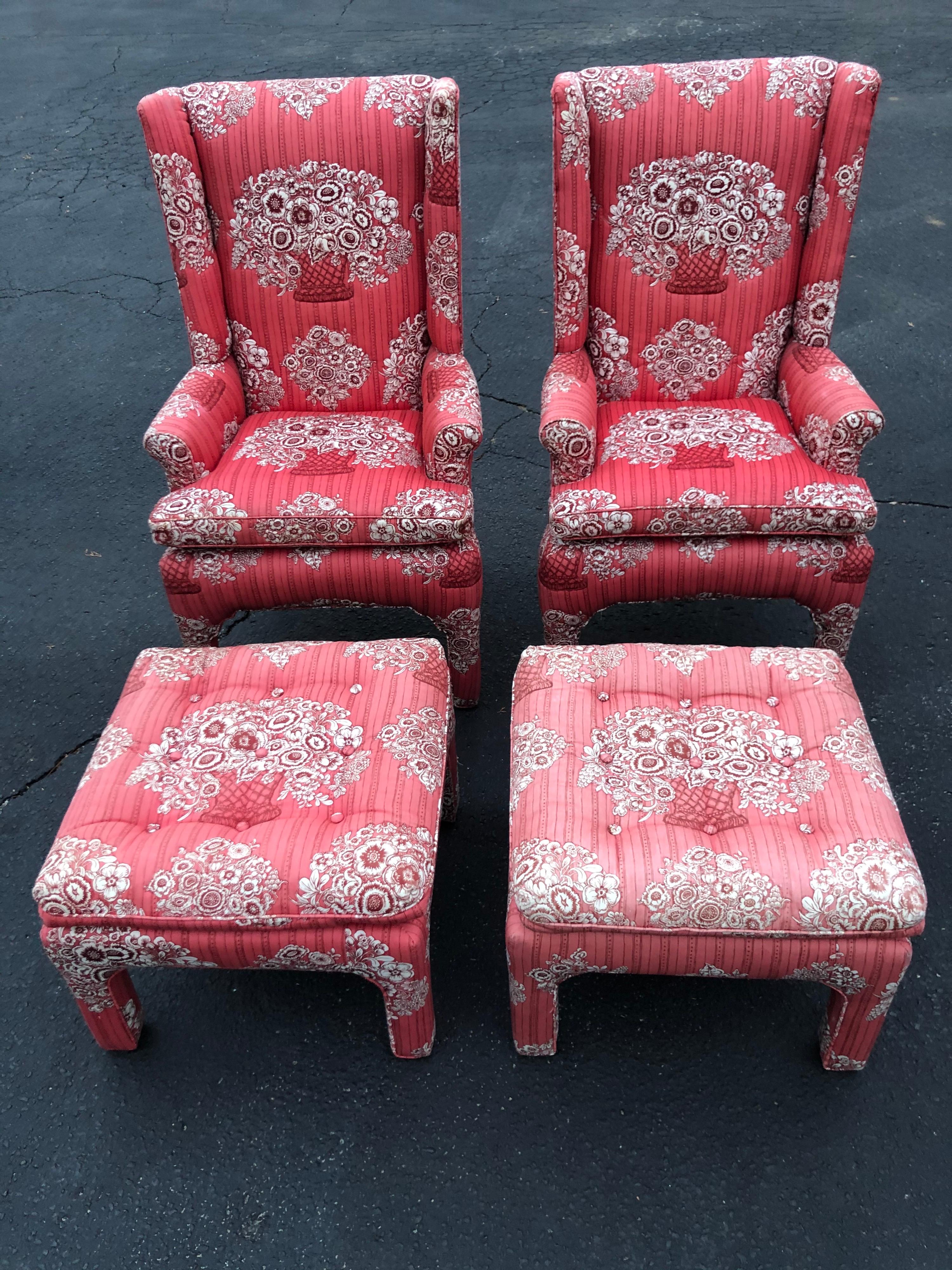 Paire de petites chaises à dossier à ailes avec repose-pieds assortis Bon état - En vente à Redding, CT