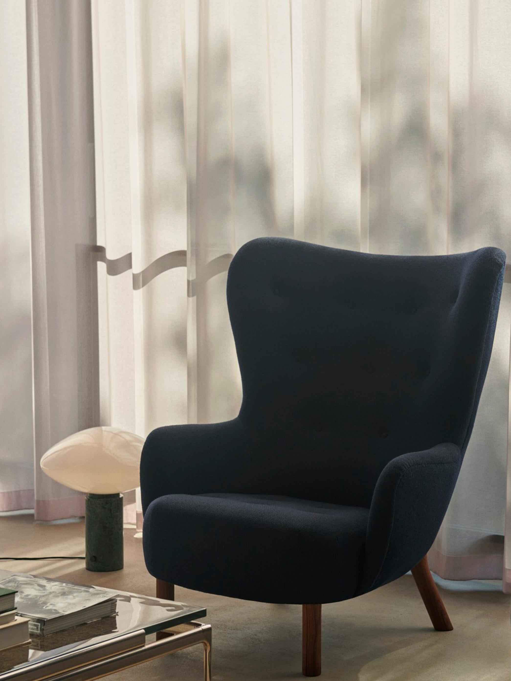 XXIe siècle et contemporain Paire de chaises longues Petra - tissu Kvadrat 554 et noyer - par Viggo Boesen en vente