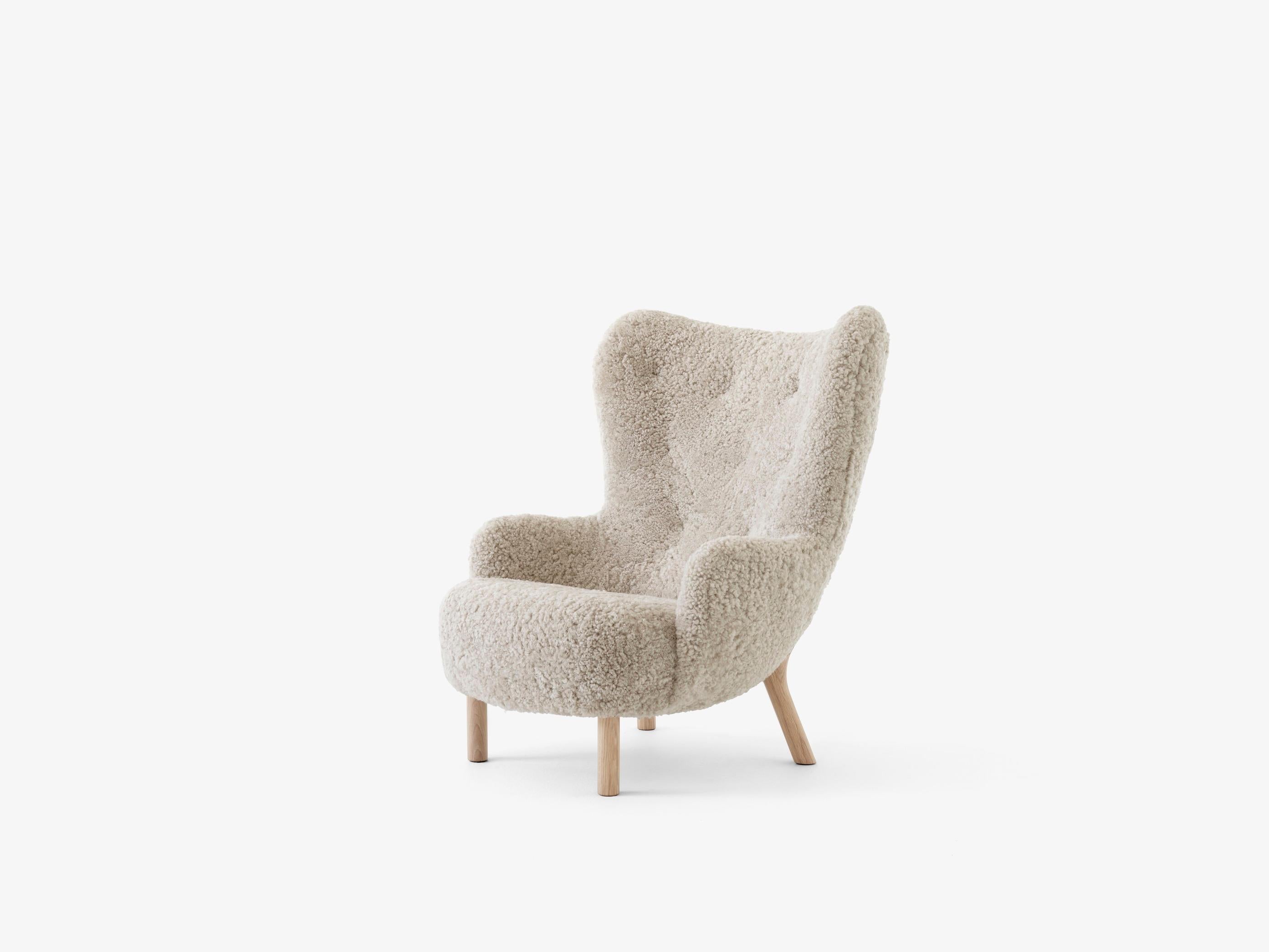 Paar Petra VB3 Loungesessel – Schafsleder-Mondlicht und Eiche – von Viggo Boesen für &T (Skandinavische Moderne) im Angebot