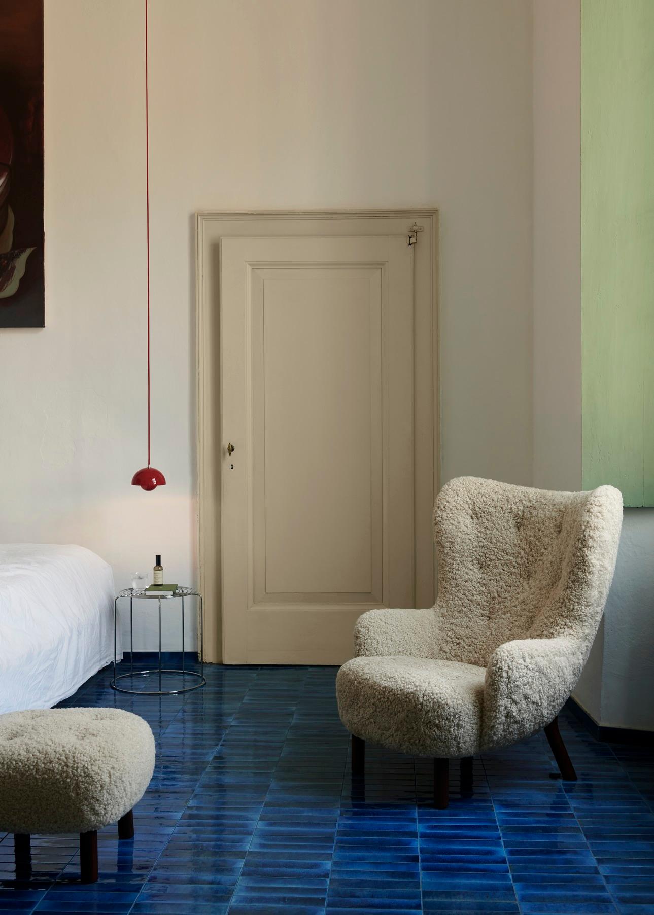 Paar Petra VB3 Loungesessel – Schafsleder-Mondlicht und Eiche – von Viggo Boesen für &T (Litauisch) im Angebot