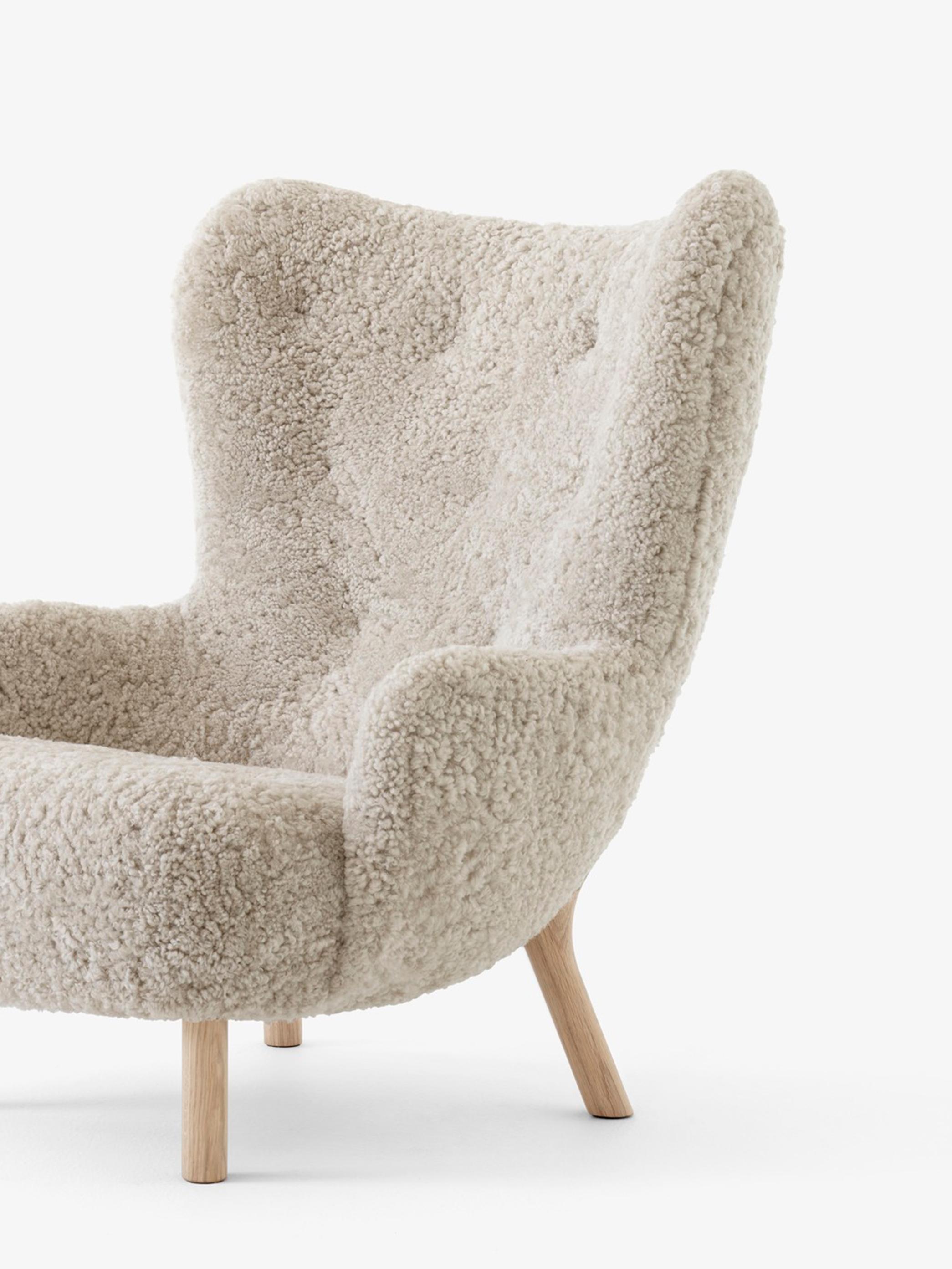 Lituanien Paire de chaises longues Petra VB3 - peau de mouton Moonlight & chêne par Viggo Boesen pour &T en vente