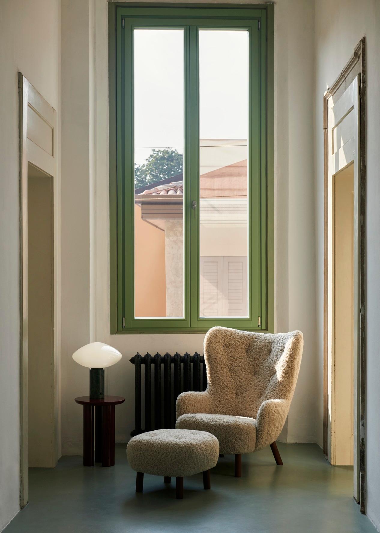 Paar Petra VB3 Loungesessel-Schaffell-Mondlicht und Nussbaumholz- Viggo Boesen für &T (Litauisch) im Angebot