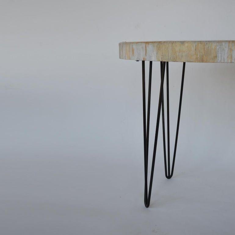 20ième siècle Paire de tables d'appoint en bois pétrifié avec pieds en fer, fin du 20ème siècle en vente
