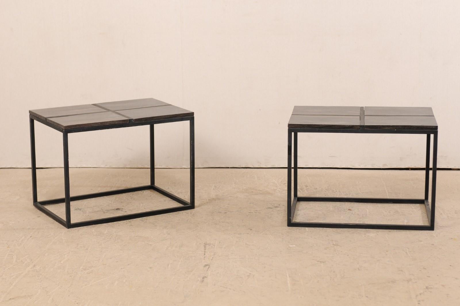 Une paire de tables basses en bois pétrifié de style moderne. Cette paire de tables basses comprend chacune quatre pièces de bois pétrifié de forme rectangulaire encastrées dans un cadre, formant un plateau de forme rectangulaire. Les sommets