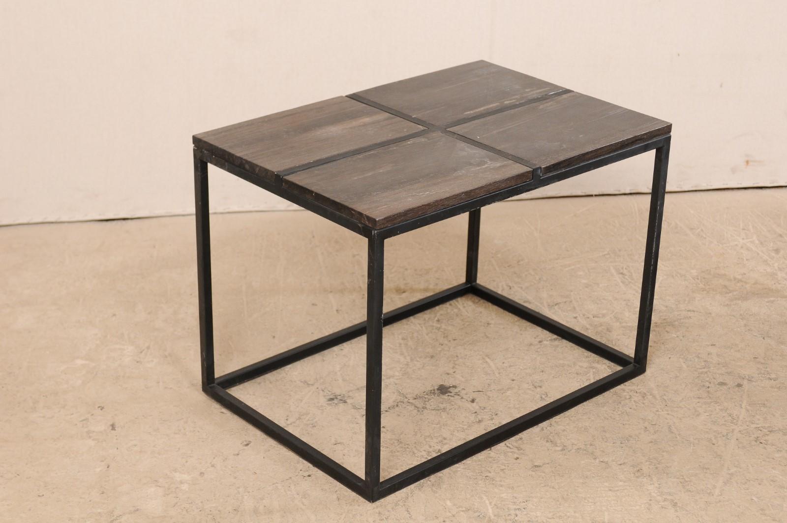 Mid-Century Modern Paire de tables basses de style moderne à plateau en bois pétrifié en vente