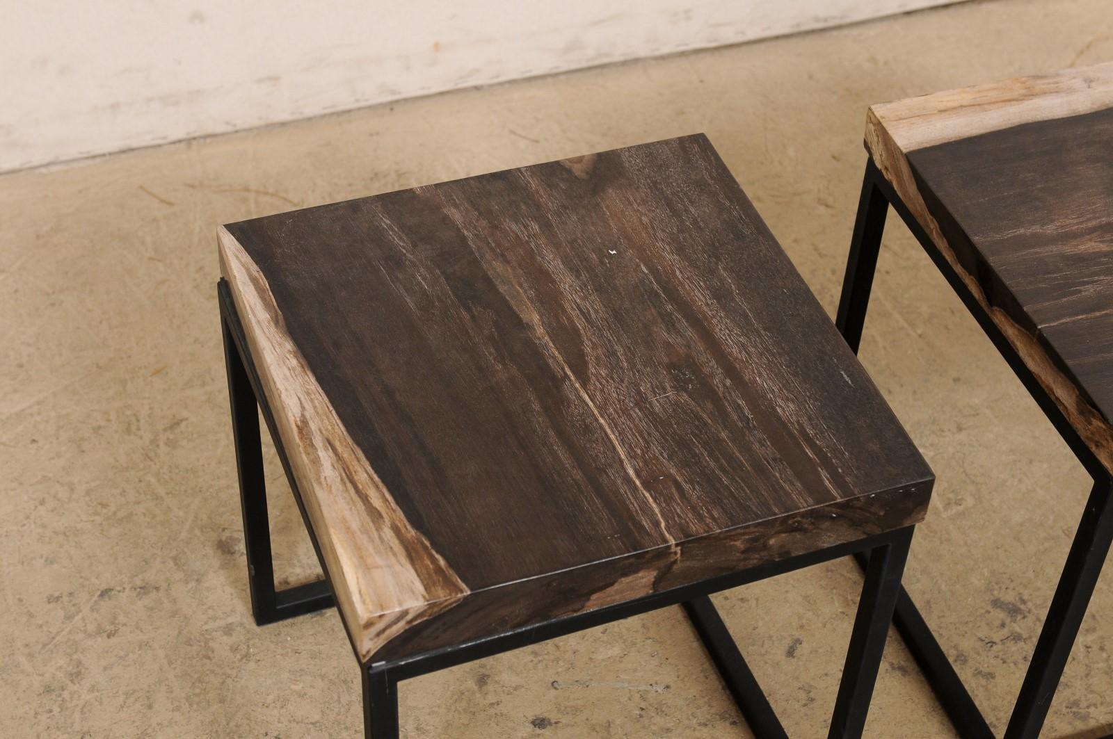 Beistelltische mit versteinerter Holzplatte auf maßgefertigten Eisensockeln, Anthrazit-/Beige-Platten, Paar im Angebot 5
