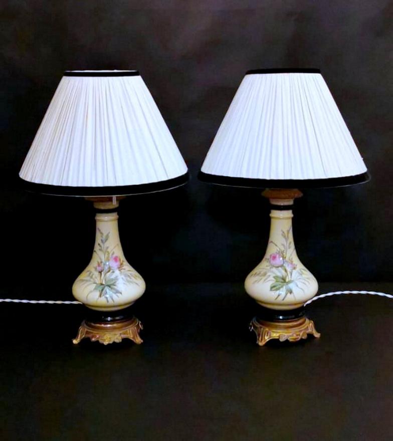 Originally these lamps were oil lamps (the upper part was the container of the liquid), over time the mechanism with the wick has been modified in order to electrify them, so they have recently been supplied with handmade lampshades to make them