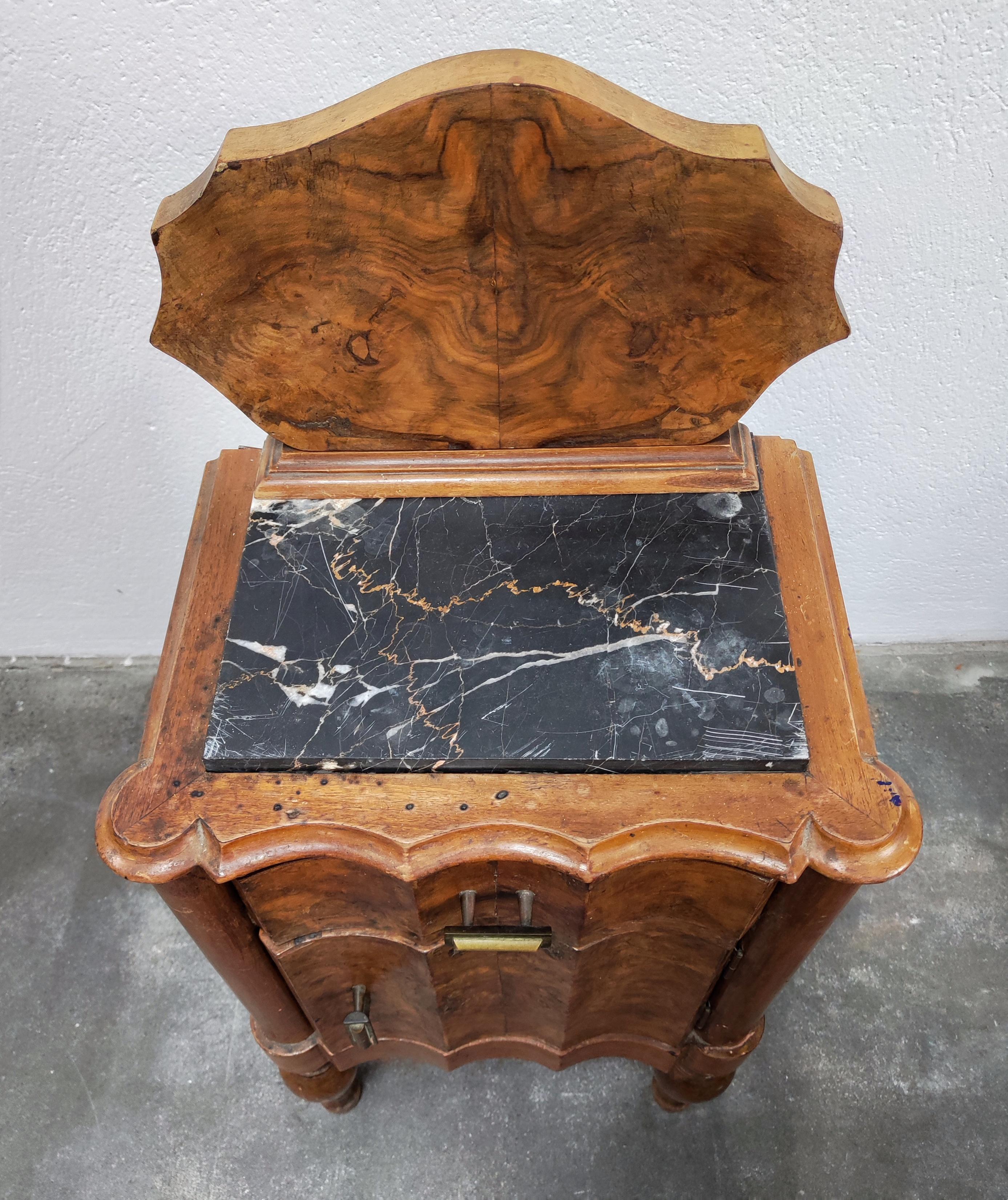 Pair of Pettite Art Deco Nightstands in Walnut Burl and Marble, Italy, 1920s For Sale 6