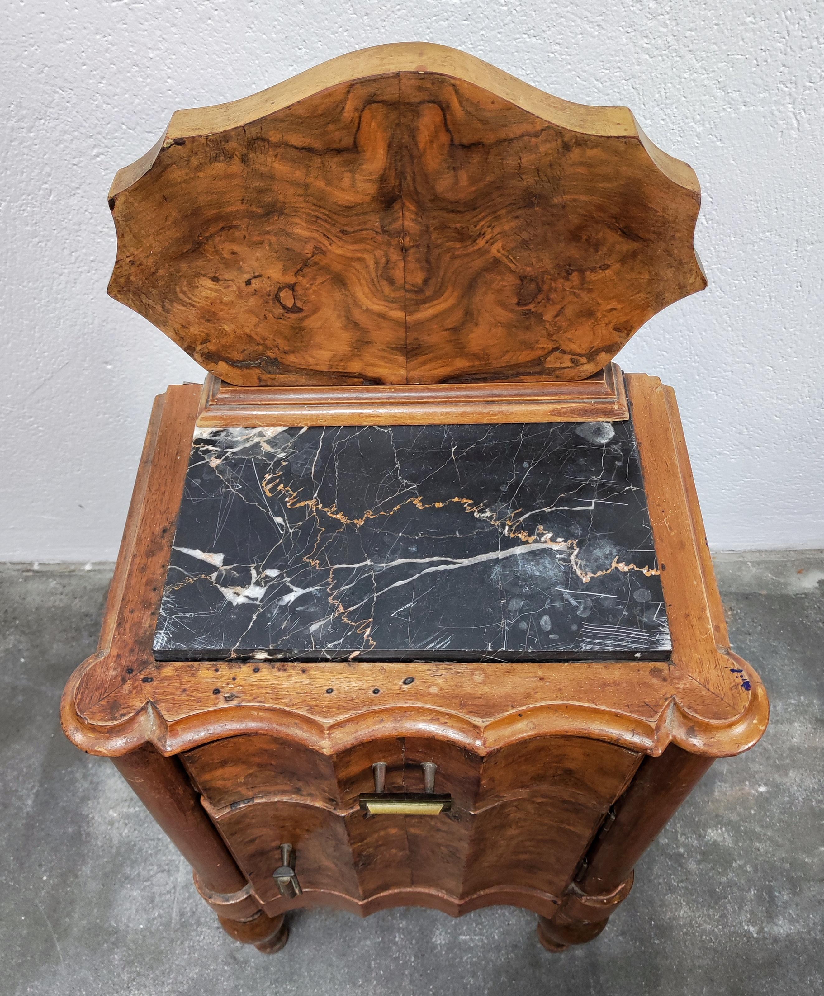 Pair of Pettite Art Deco Nightstands in Walnut Burl and Marble, Italy, 1920s For Sale 8