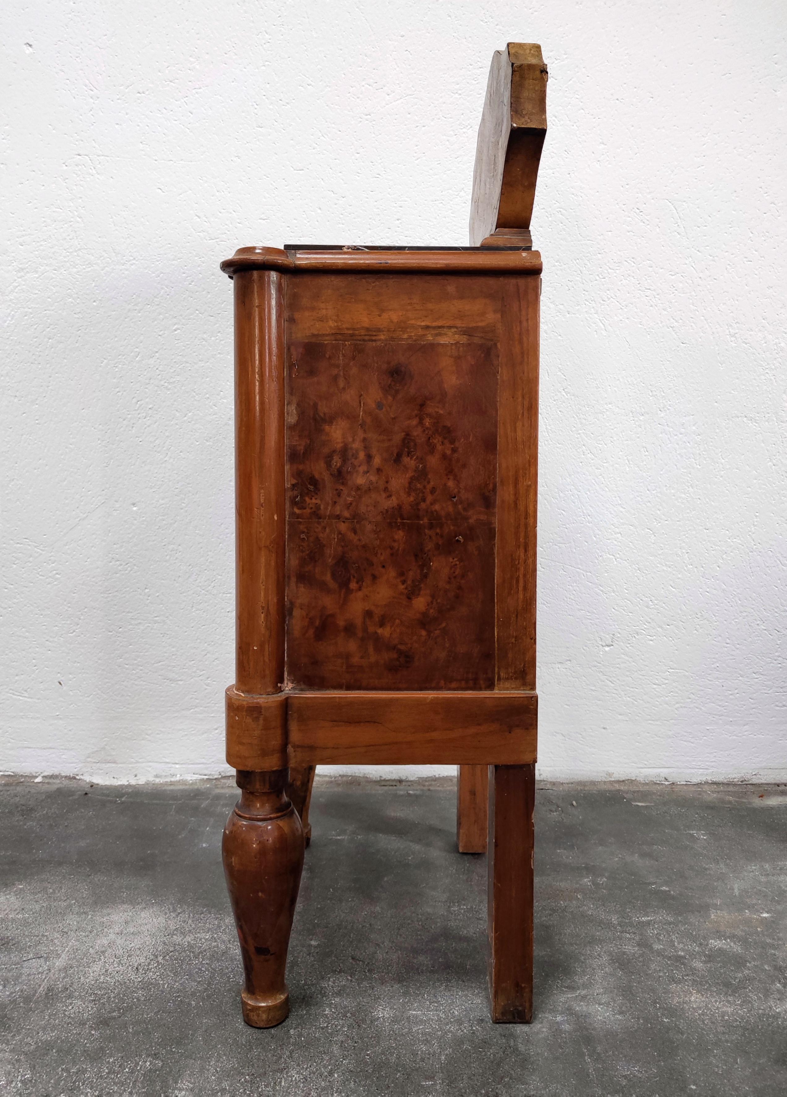 Pair of Pettite Art Deco Nightstands in Walnut Burl and Marble, Italy, 1920s For Sale 8