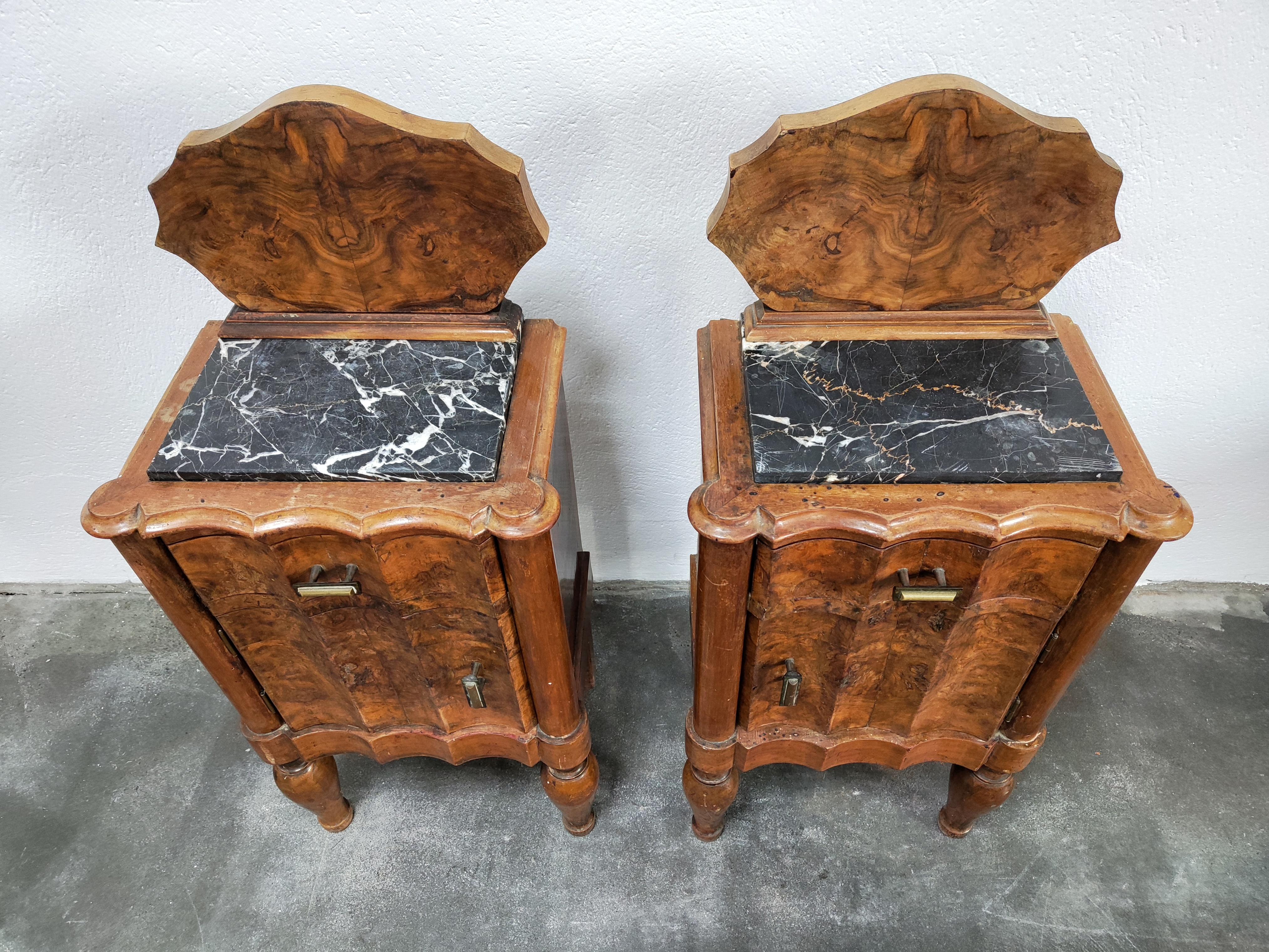 Italian Pair of Pettite Art Deco Nightstands in Walnut Burl and Marble, Italy, 1920s For Sale