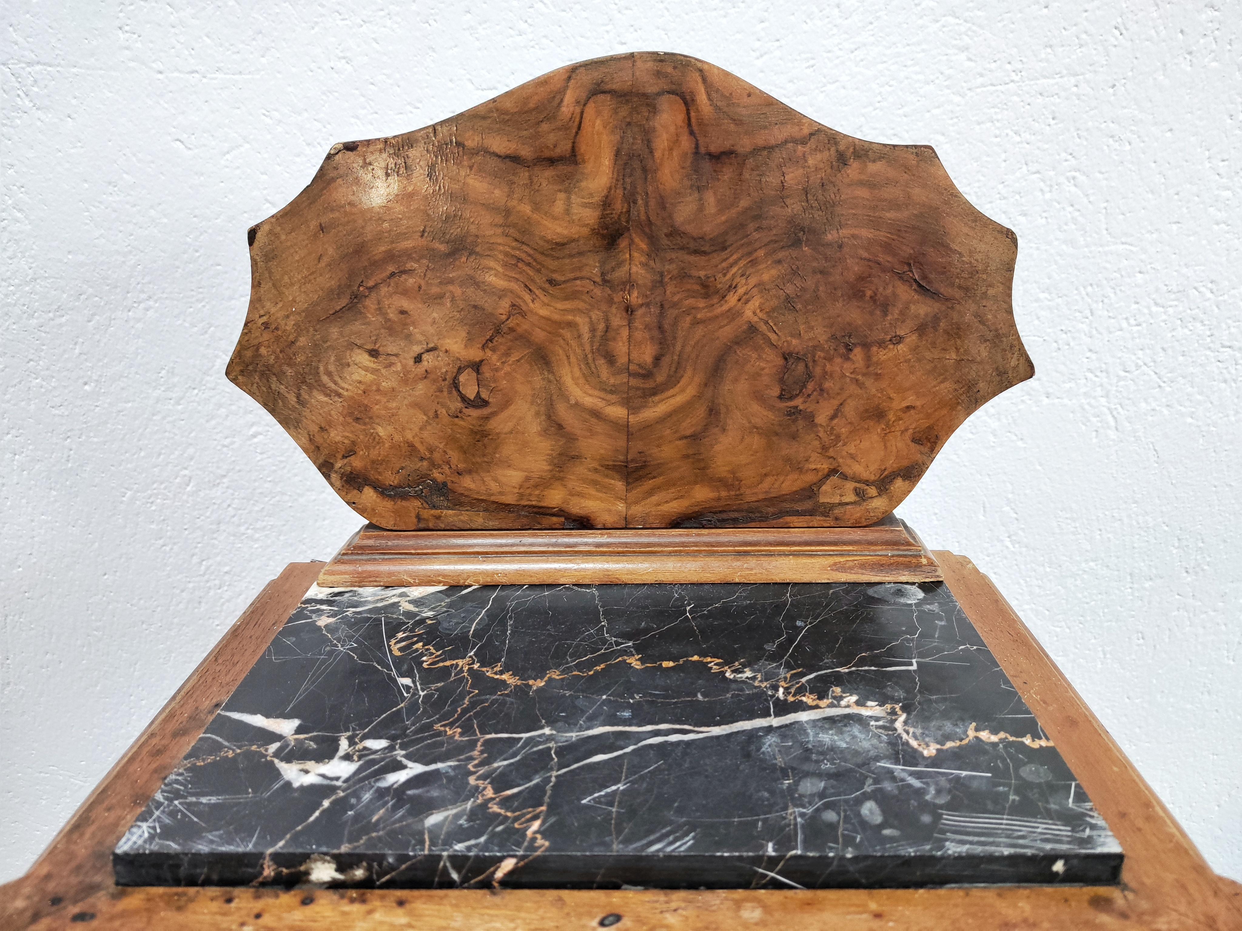 Early 20th Century Pair of Pettite Art Deco Nightstands in Walnut Burl and Marble, Italy, 1920s For Sale