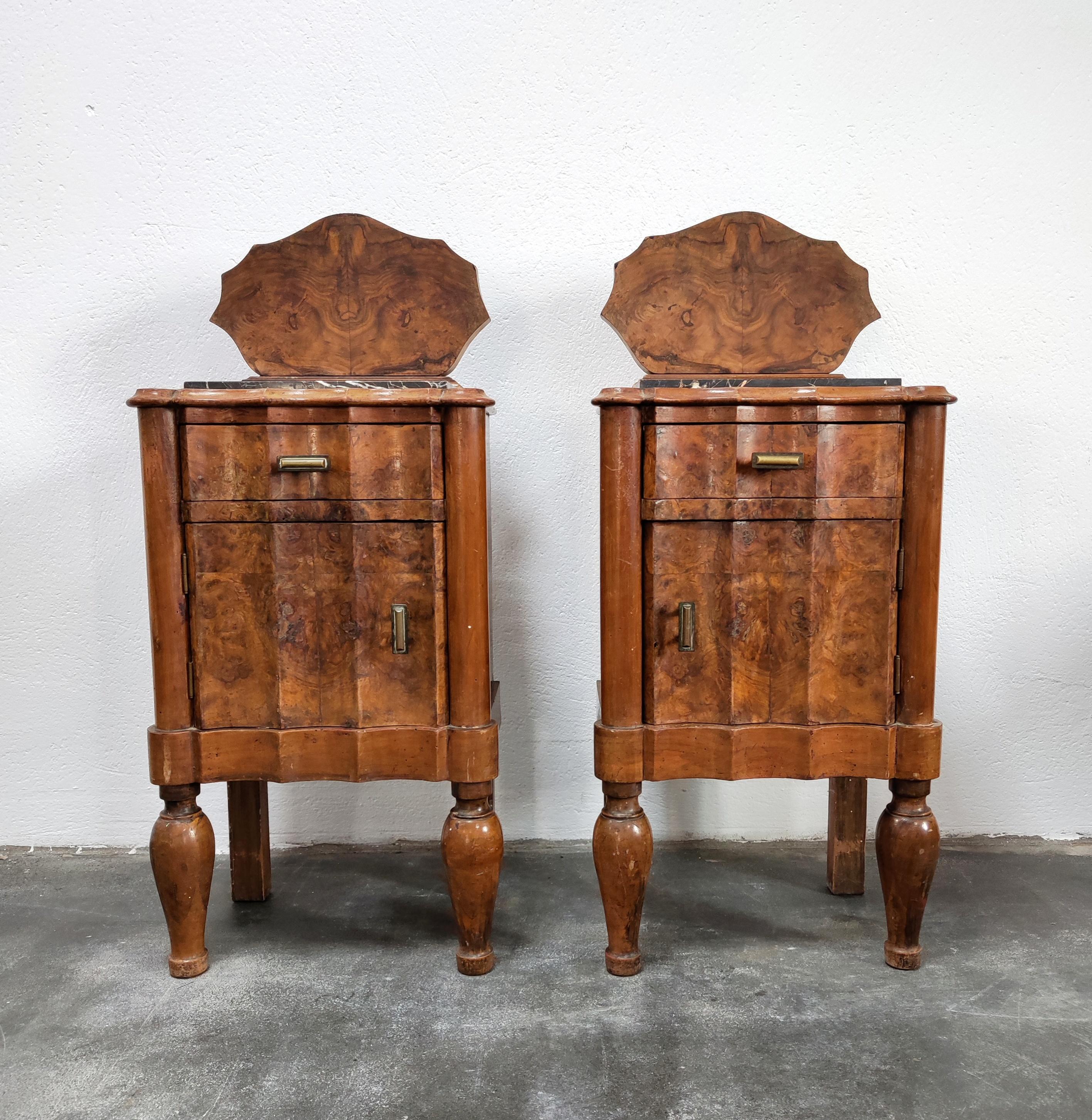 Early 20th Century Pair of Pettite Art Deco Nightstands in Walnut Burl and Marble, Italy, 1920s For Sale