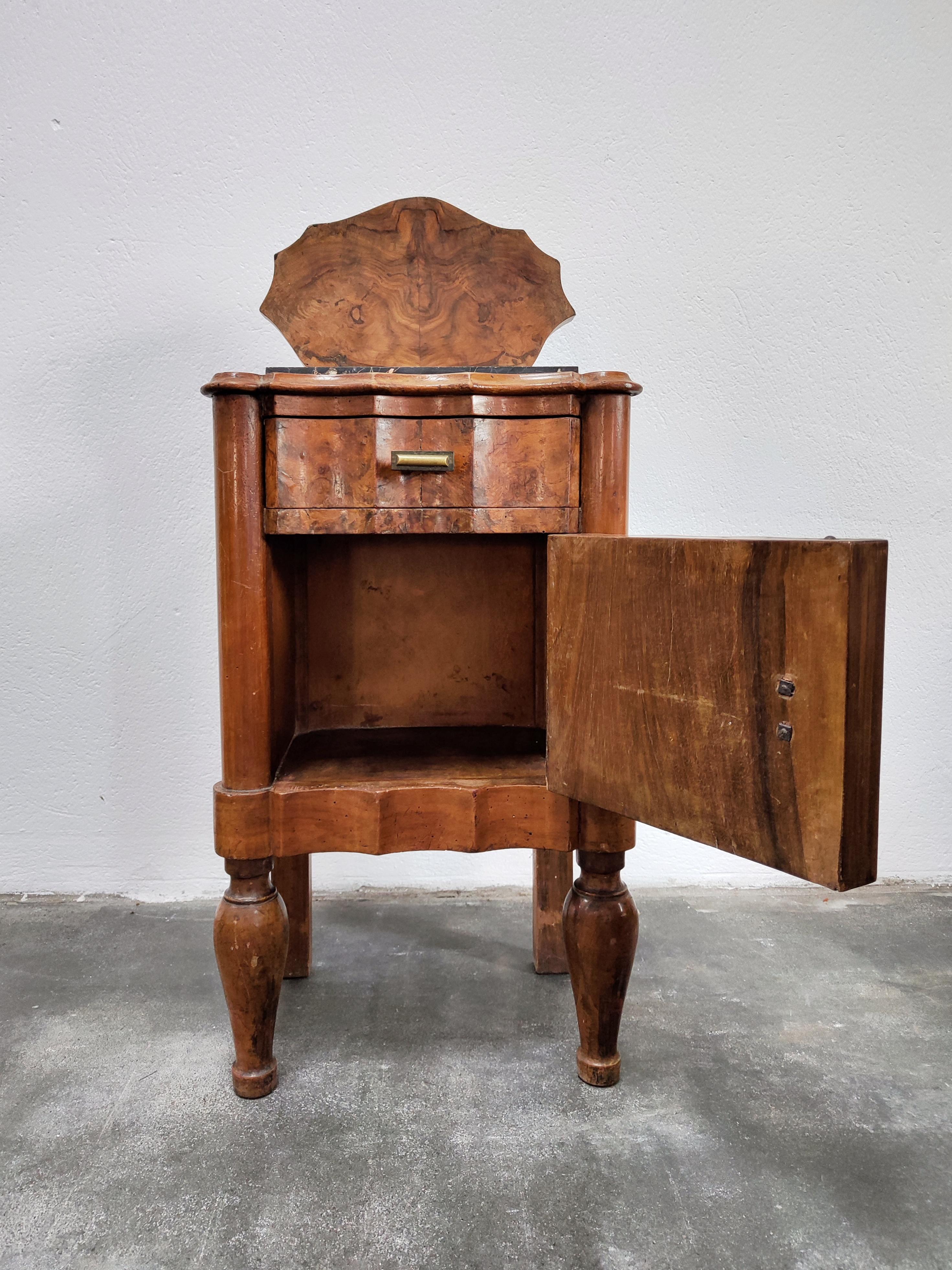 Pair of Pettite Art Deco Nightstands in Walnut Burl and Marble, Italy, 1920s For Sale 2