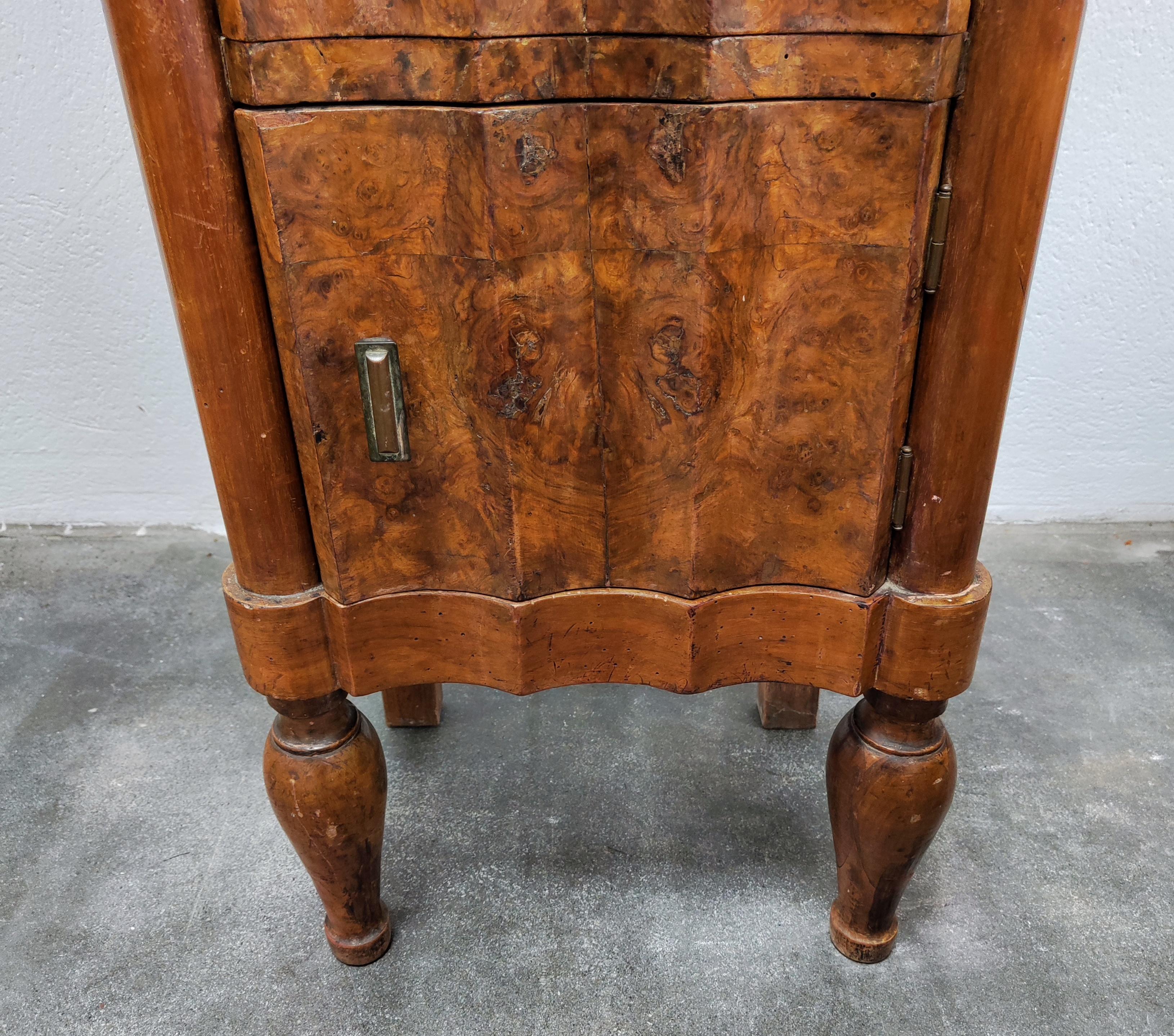 Pair of Pettite Art Deco Nightstands in Walnut Burl and Marble, Italy, 1920s For Sale 3