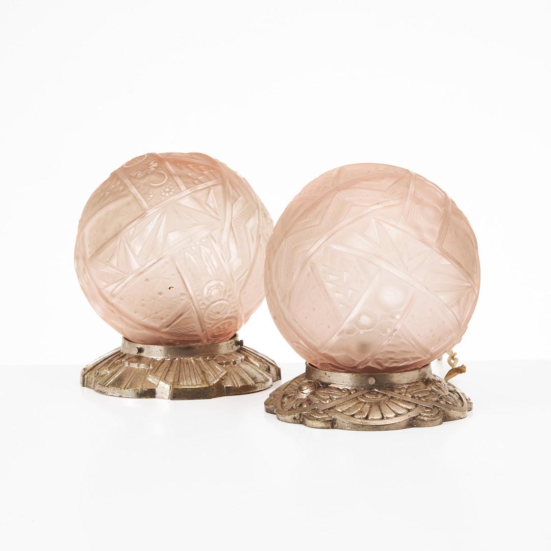 Rare paire de lampes de table Art Déco en étain avec des globes en verre dépoli dans une nuance de rose pâle. France, vers les années 1940. Récemment recâblé pour une utilisation aux États-Unis. Fonction testée. 