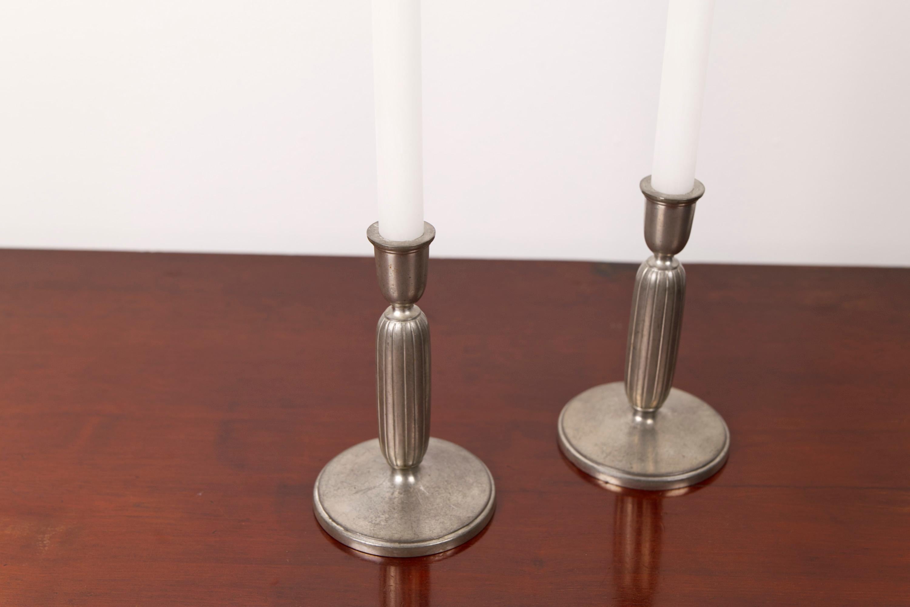 Pair of pewter Art deco candle sticks, model 2574 by Just Andersen, Denmark 1930 Danés en venta