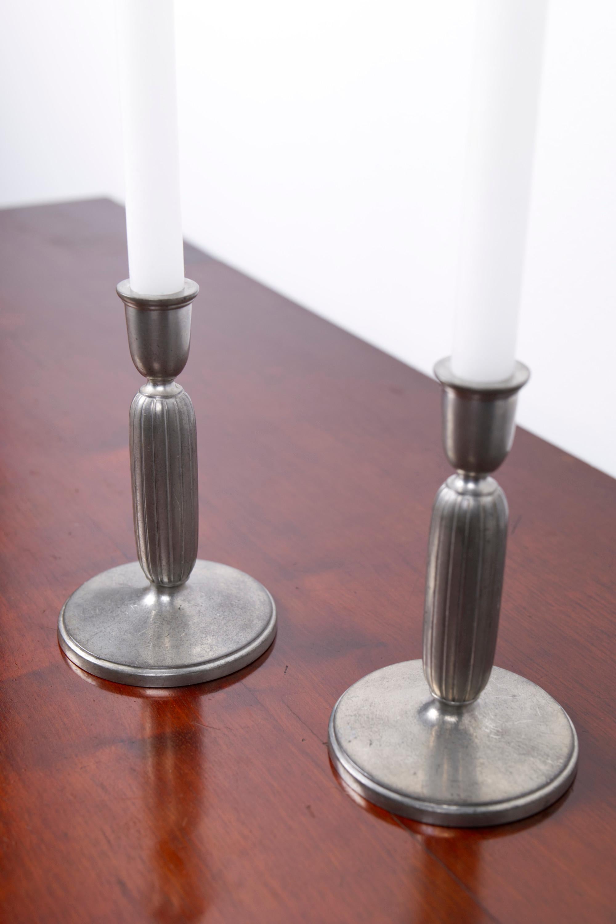 Pair of pewter Art deco candle sticks, model 2574 by Just Andersen, Denmark 1930 Vaciado en venta
