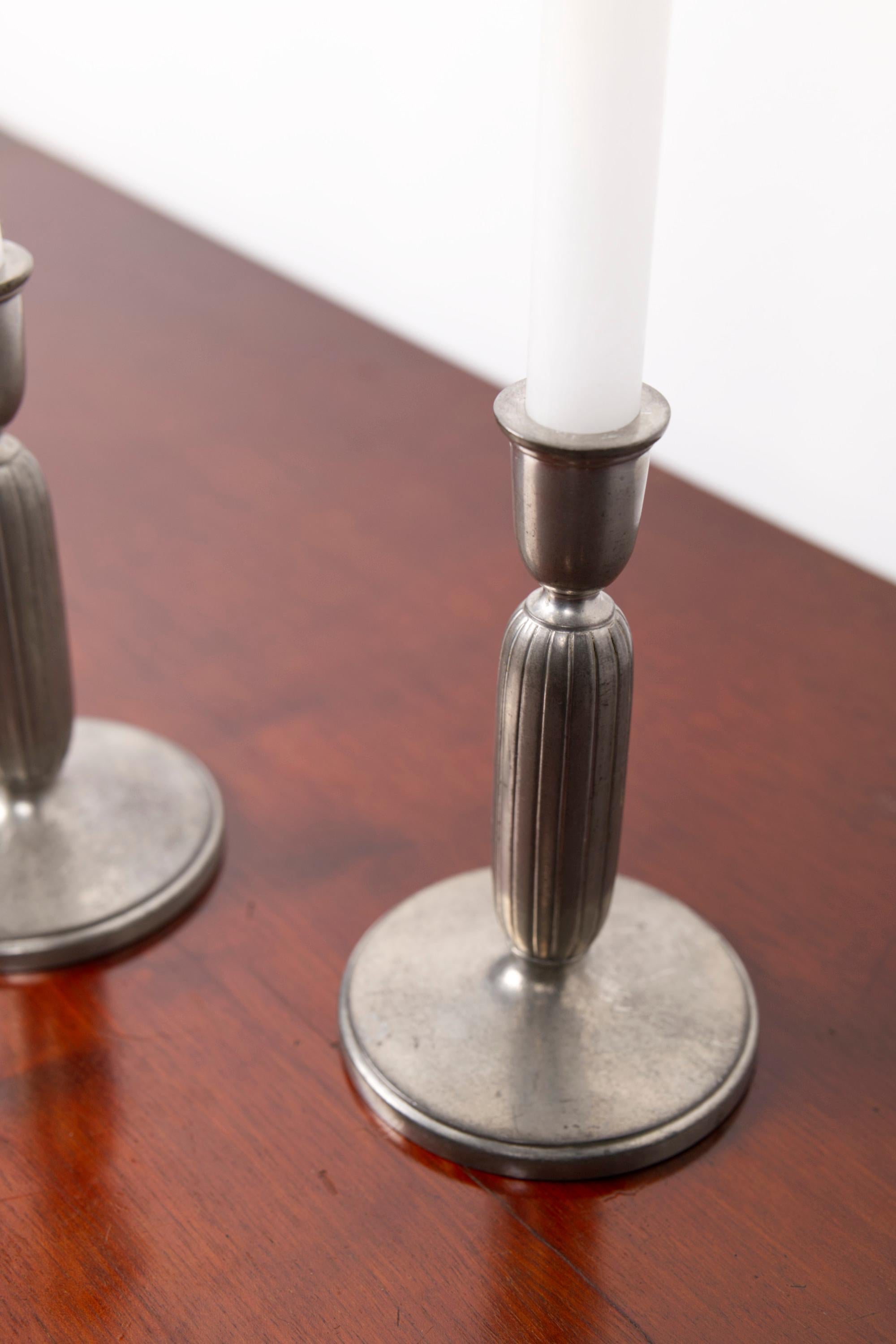 Pair of pewter Art deco candle sticks, model 2574 by Just Andersen, Denmark 1930 en Bueno estado para la venta en Balen, BE