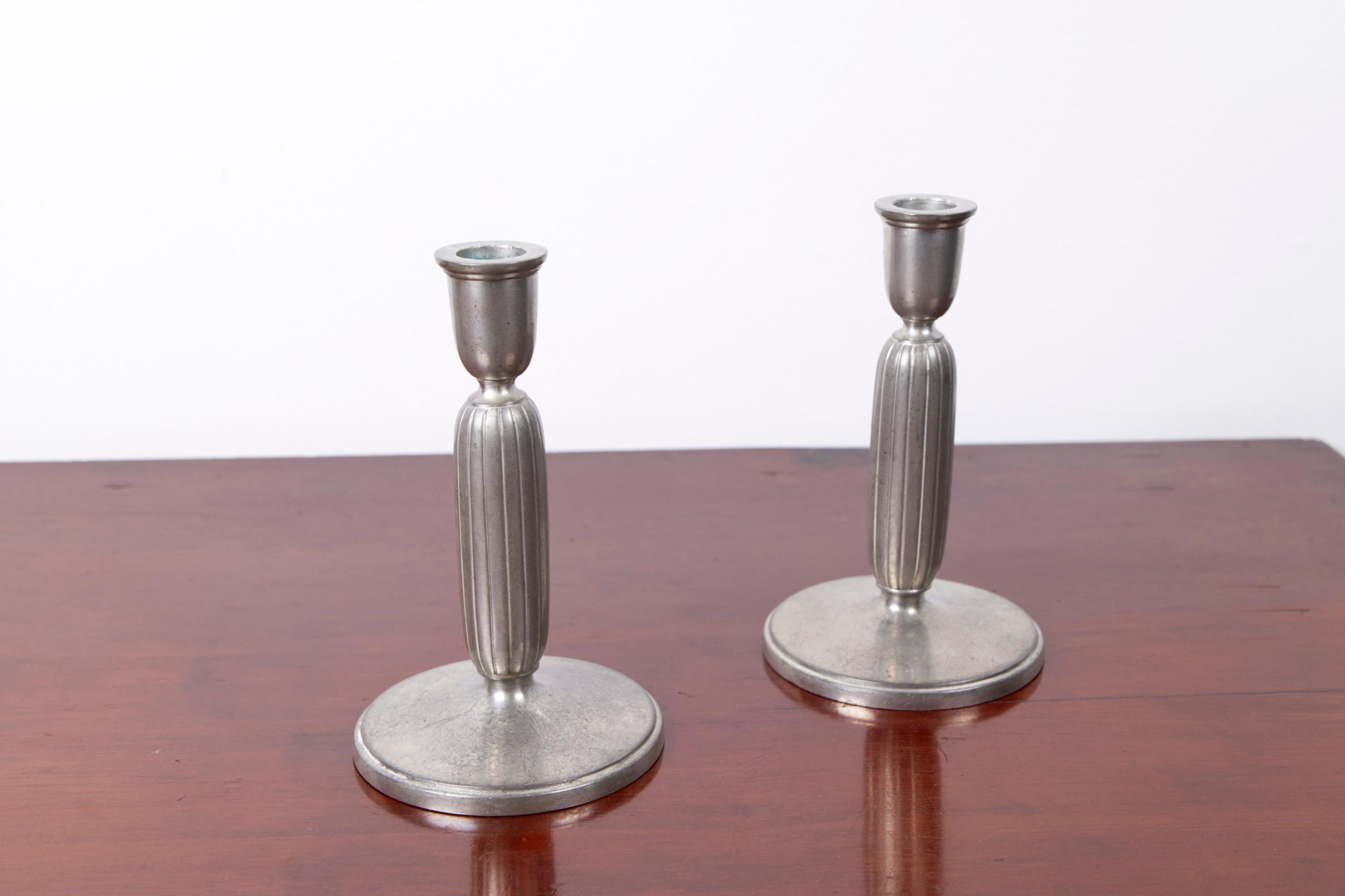 Pair of pewter Art deco candle sticks, model 2574 by Just Andersen, Denmark 1930 mediados del siglo XX en venta