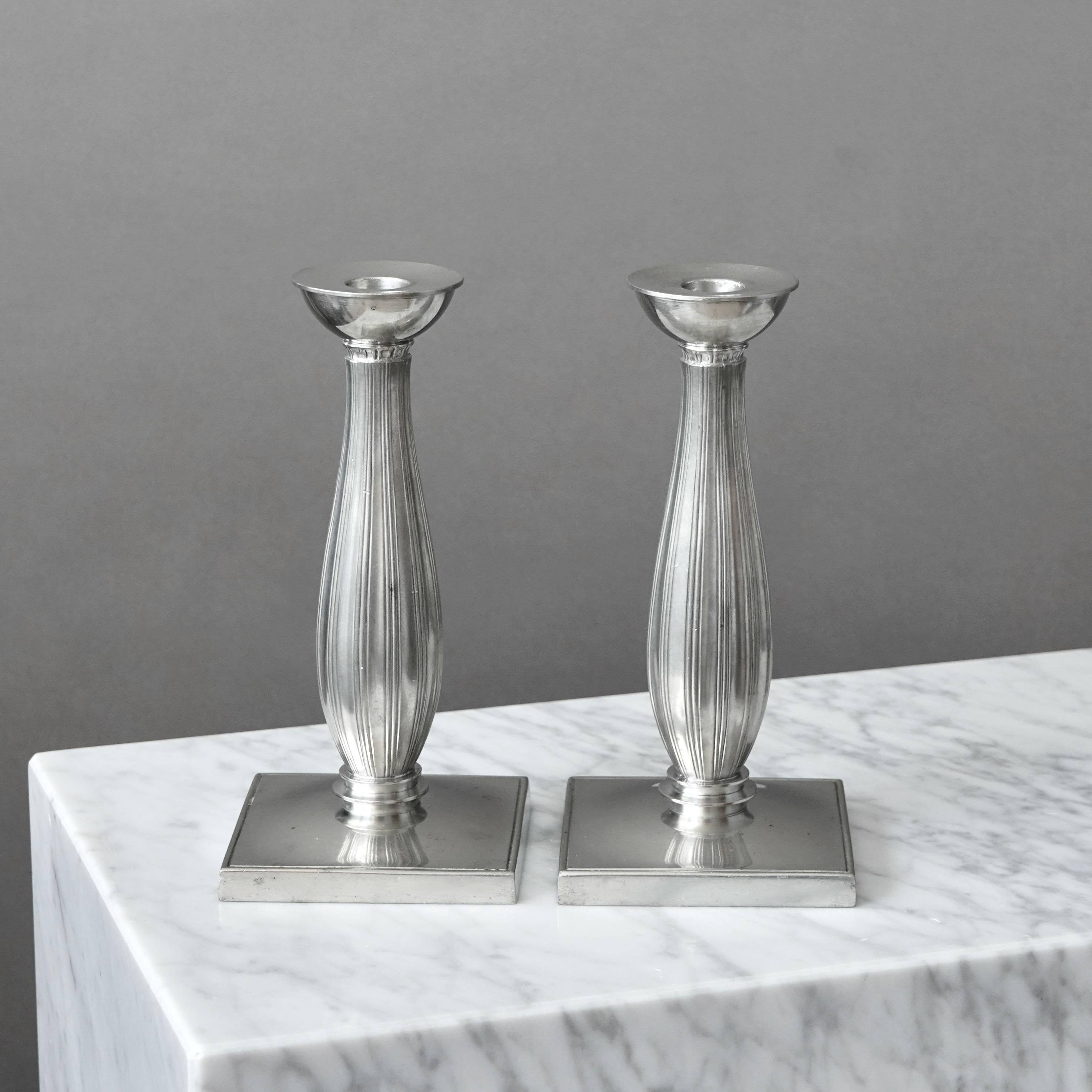 Scandinavo moderno Coppia di candelieri Art Deco in peltro di Just Andersen, Danimarca, anni '1930 in vendita
