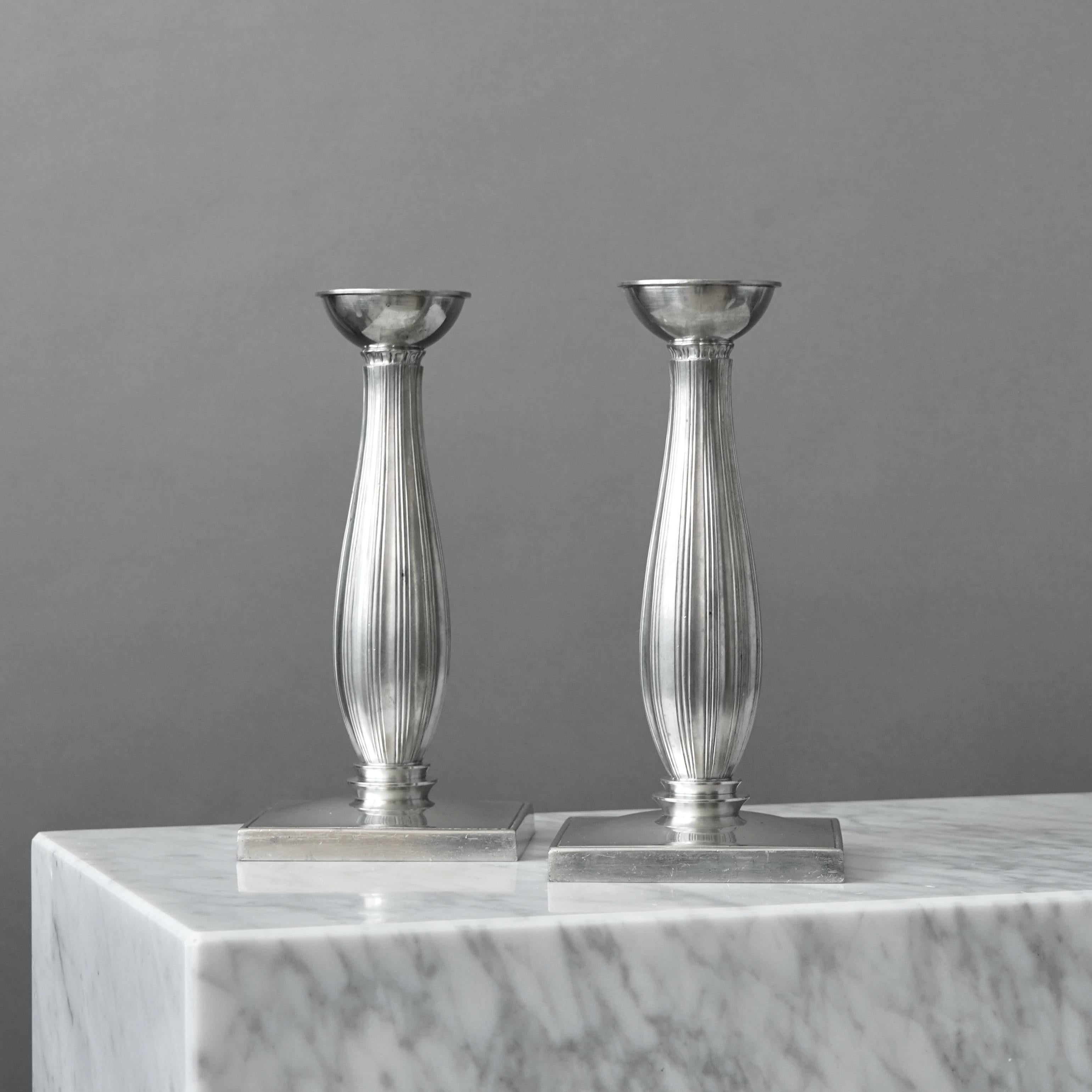 Inizio XX secolo Coppia di candelieri Art Deco in peltro di Just Andersen, Danimarca, anni '1930 in vendita