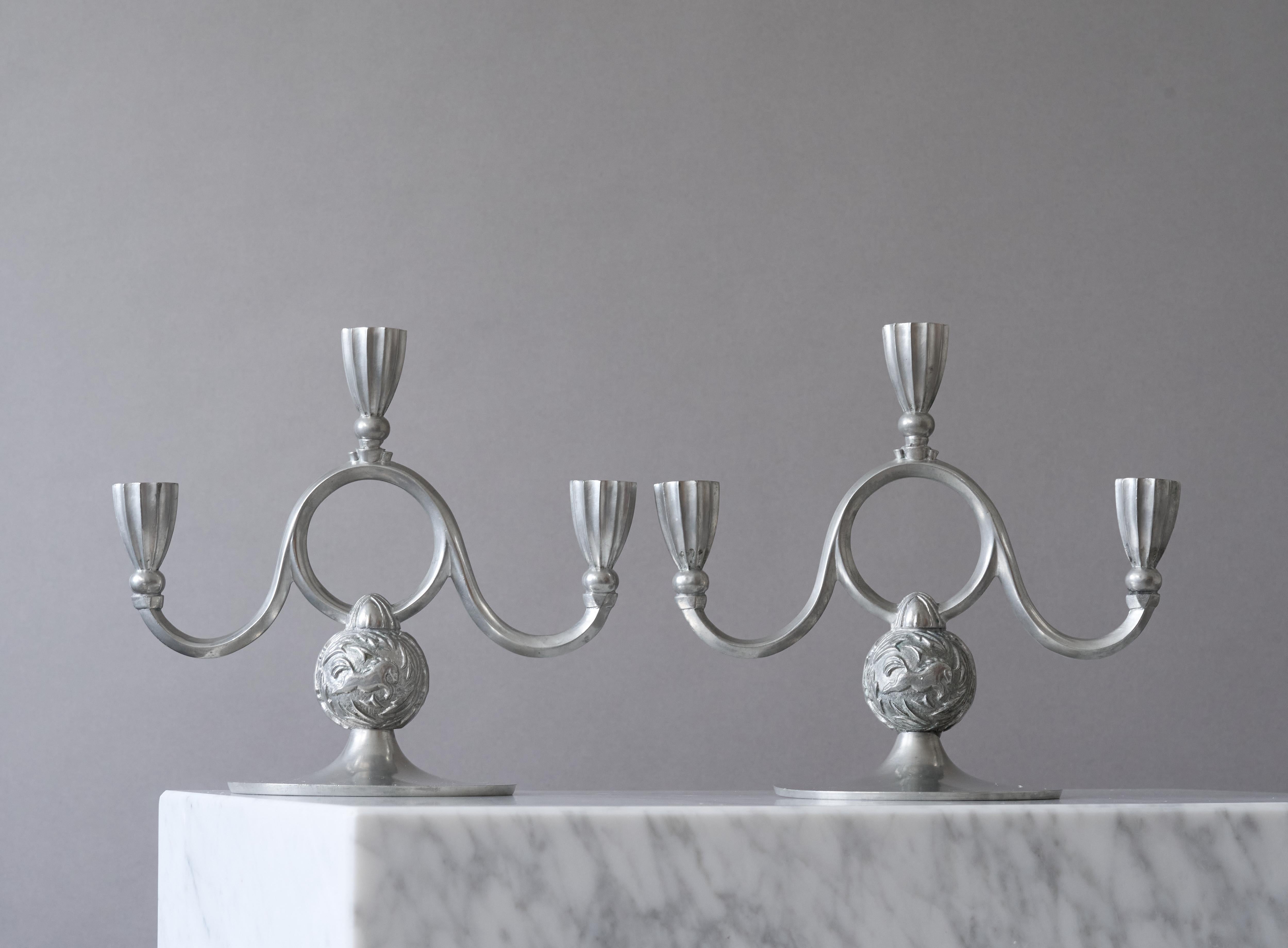 Coppia di candelabri in peltro Art Deco di Harald Linder, Svezia, 1932. In condizioni buone in vendita a Malmö, SE