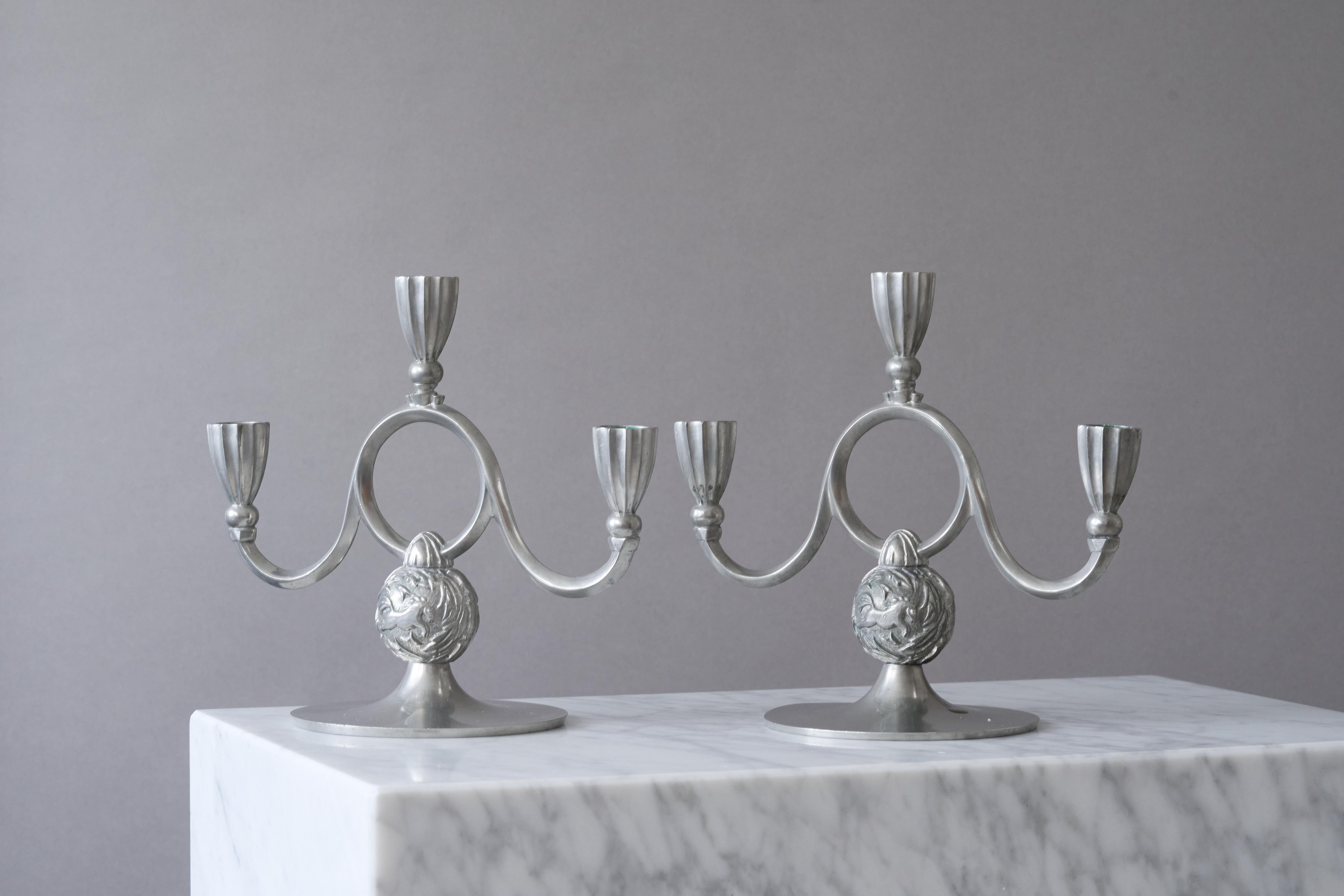 Metà XX secolo Coppia di candelabri in peltro Art Deco di Harald Linder, Svezia, 1932. in vendita