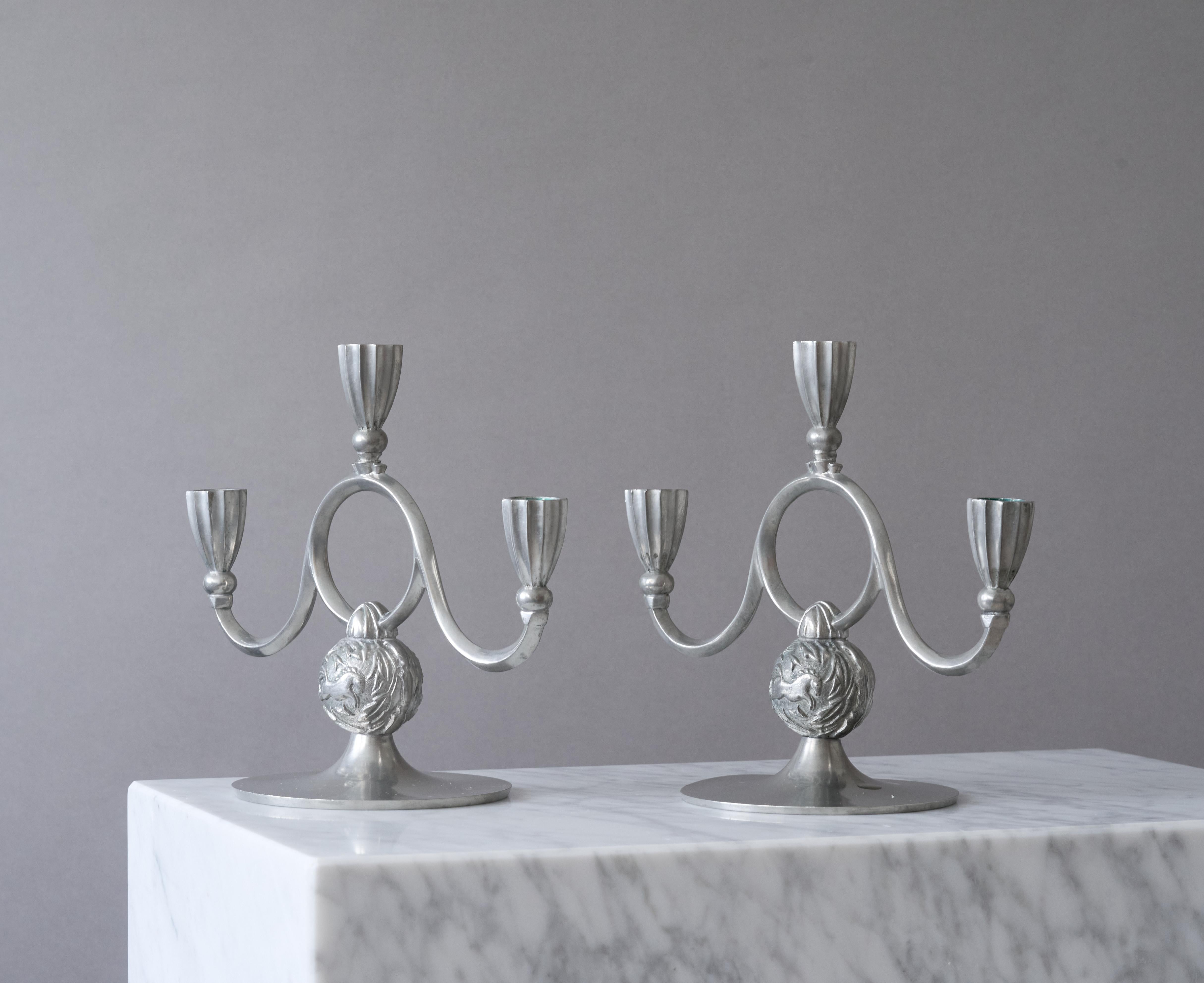 Metallo Coppia di candelabri in peltro Art Deco di Harald Linder, Svezia, 1932. in vendita