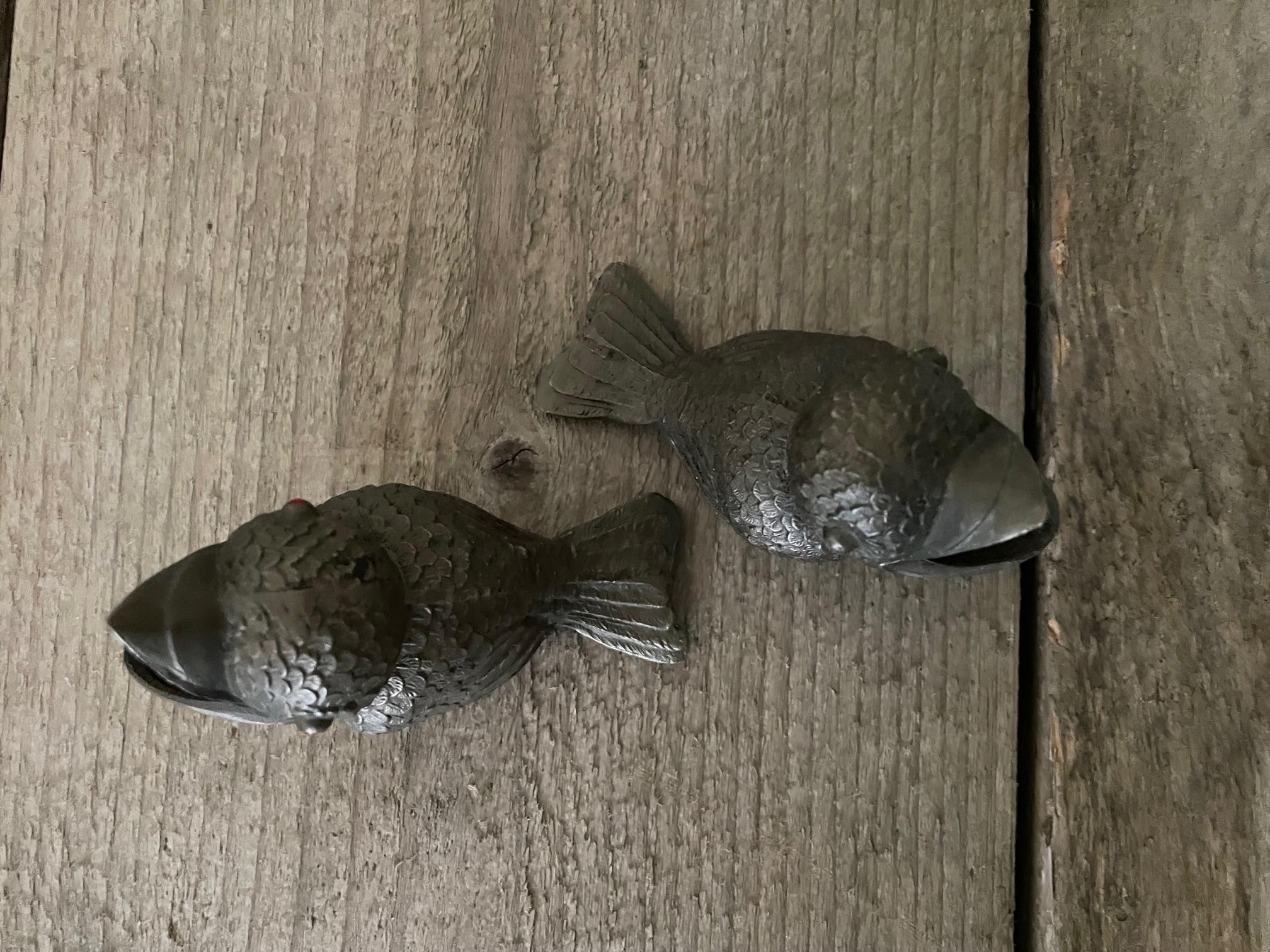 Pair of pewter bird ashtrays from the beginning of the century.
Finely crafted, it can also serve as a toothpick holder for an aperitif