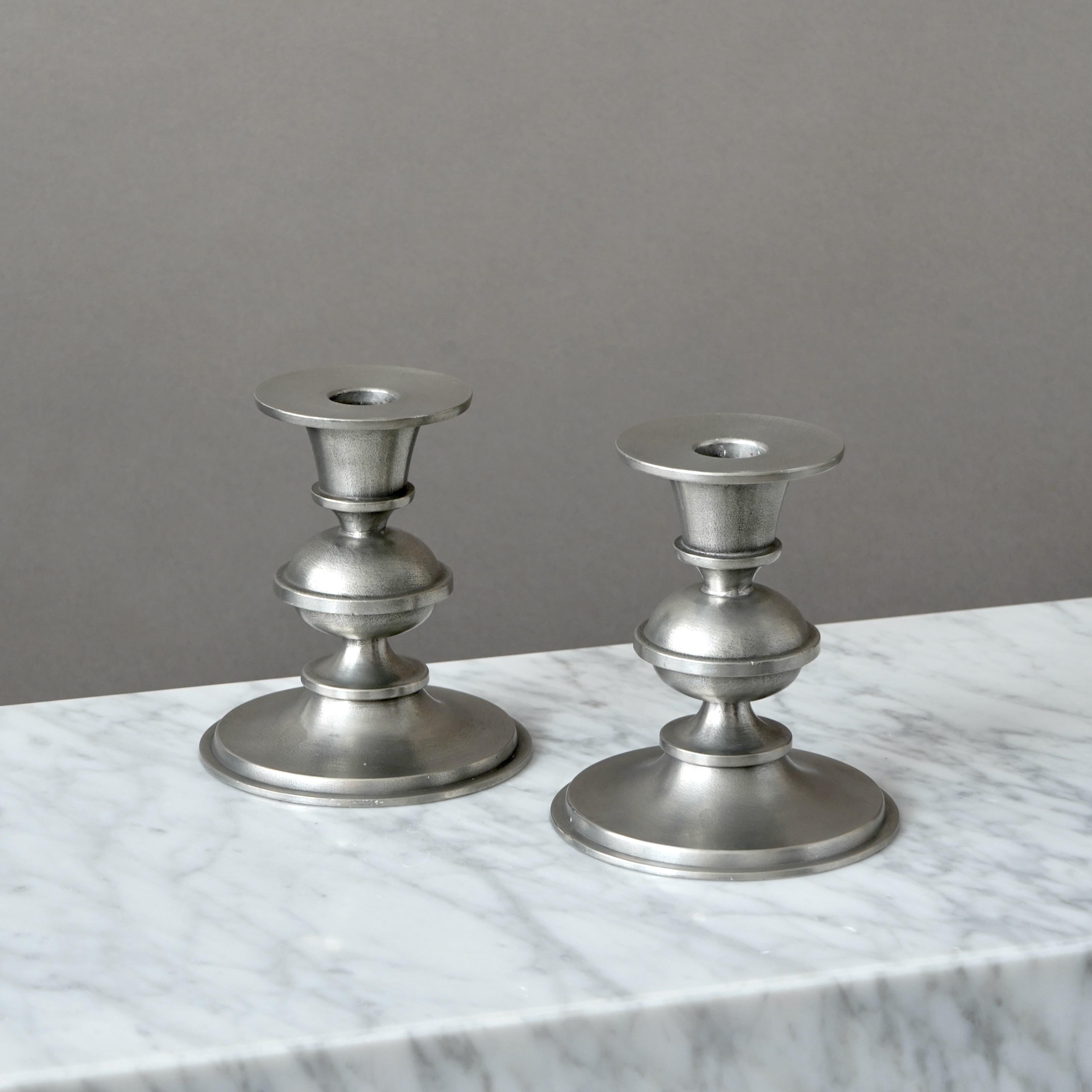 Una coppia di bellissimi candelieri in peltro, con una patina incredibile. 
Progettato da Edvin Ollers e realizzato da Schreuder & Olsson a Stoccolma, Svezia.

Ottime condizioni, con solo qualche leggero graffio.
Timbro 