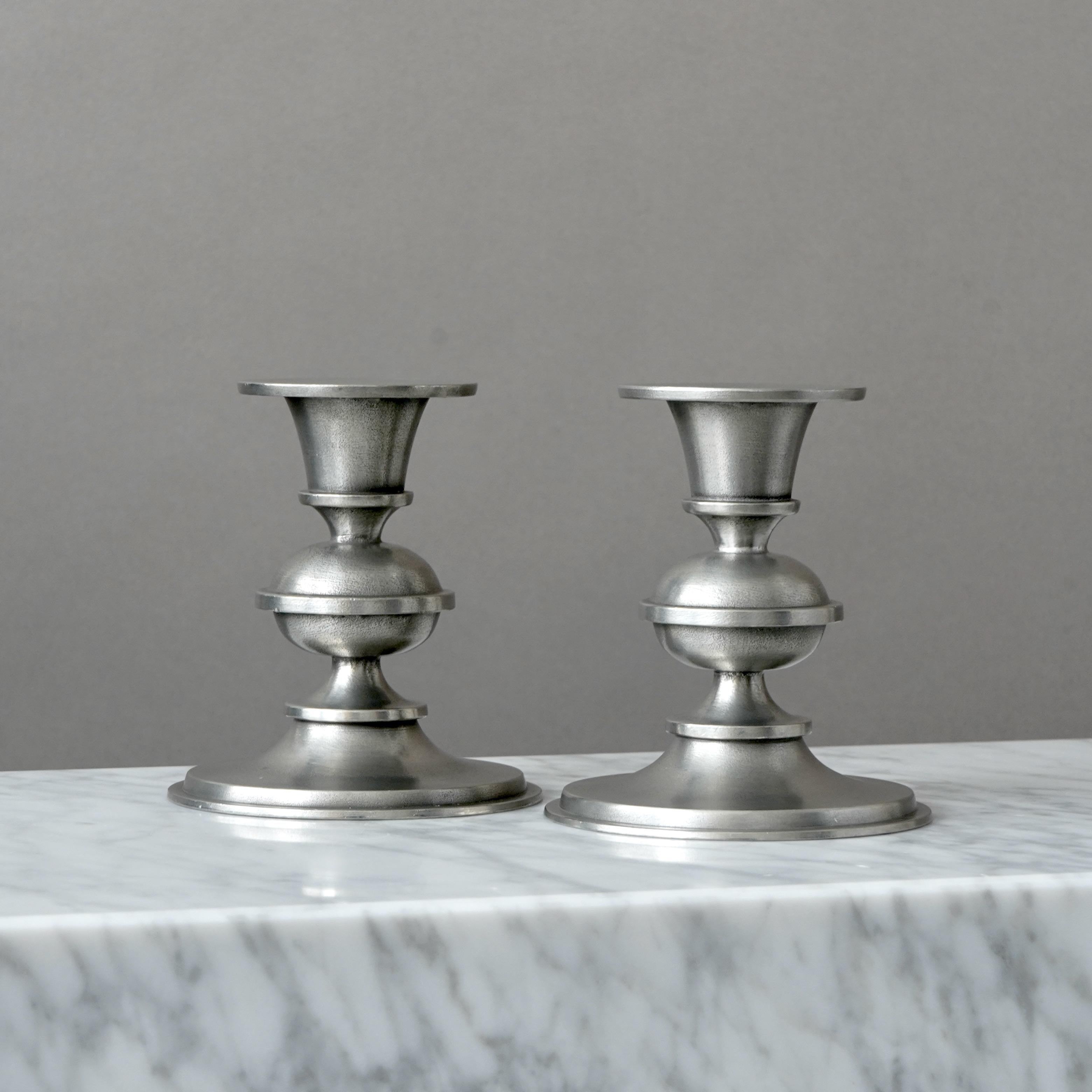Scandinavo moderno Coppia di candelieri in peltro di Edvin Ollers, Svezia, anni '30. Art Déco. in vendita