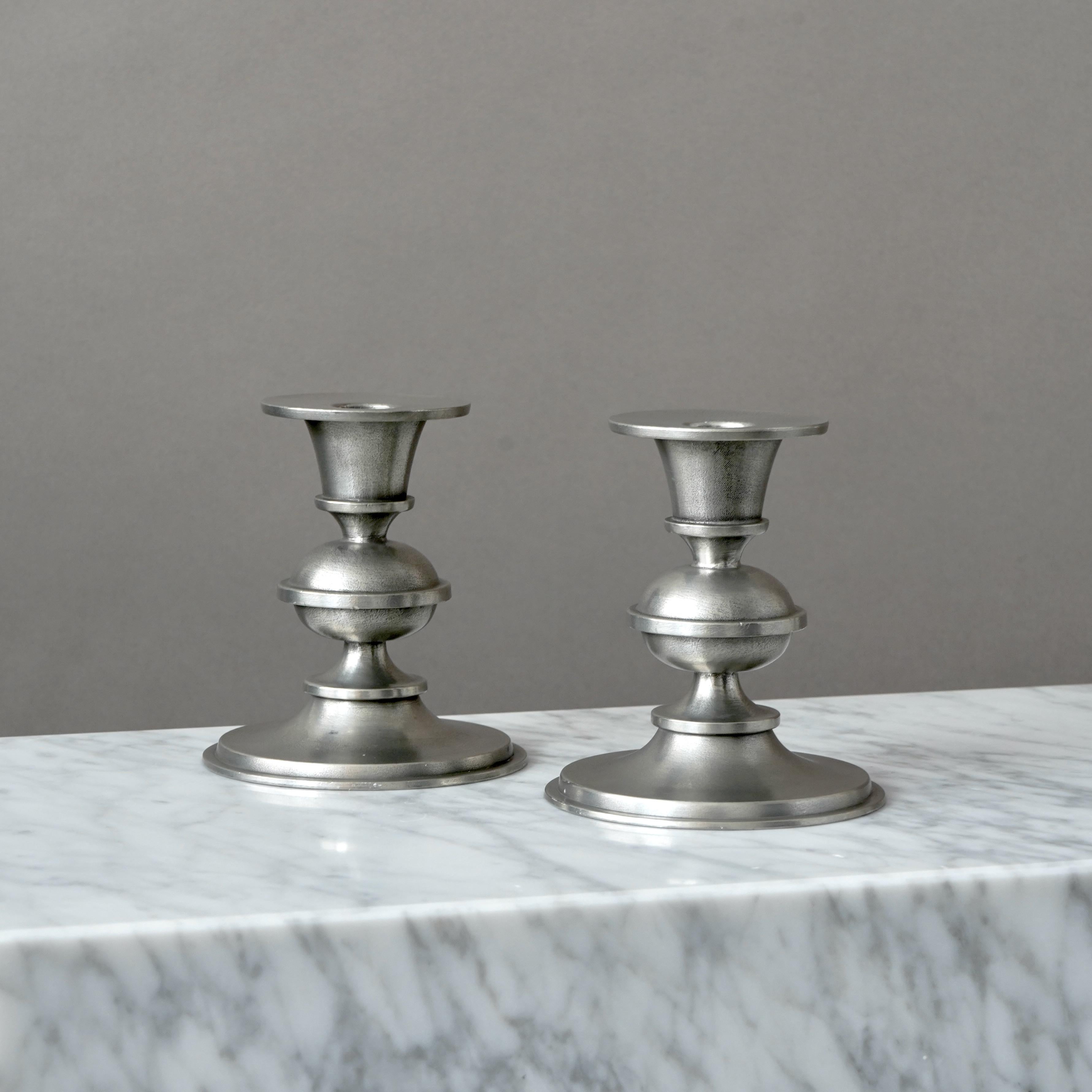 Svedese Coppia di candelieri in peltro di Edvin Ollers, Svezia, anni '30. Art Déco. in vendita