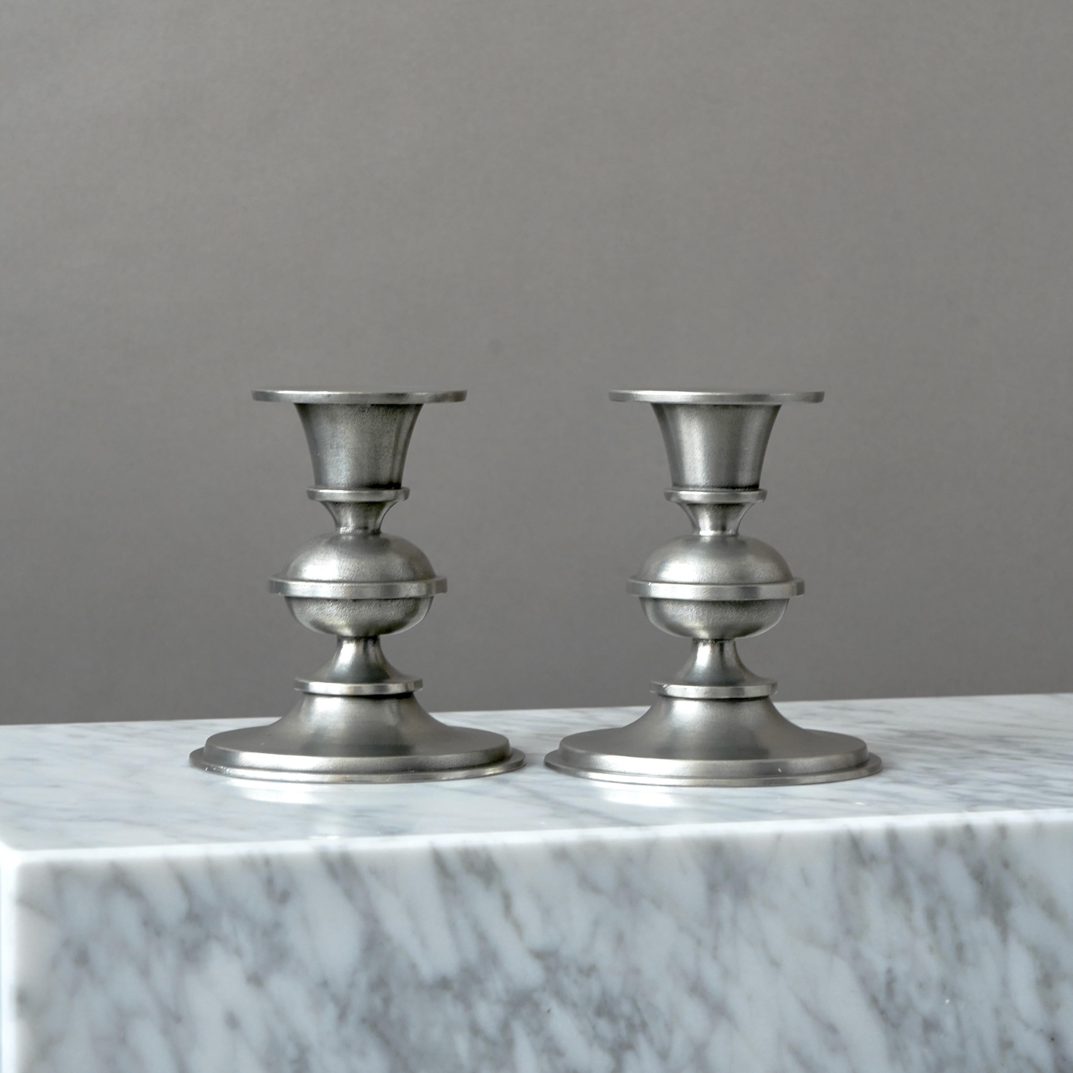 Coppia di candelieri in peltro di Edvin Ollers, Svezia, anni '30. Art Déco. In condizioni buone in vendita a Malmö, SE