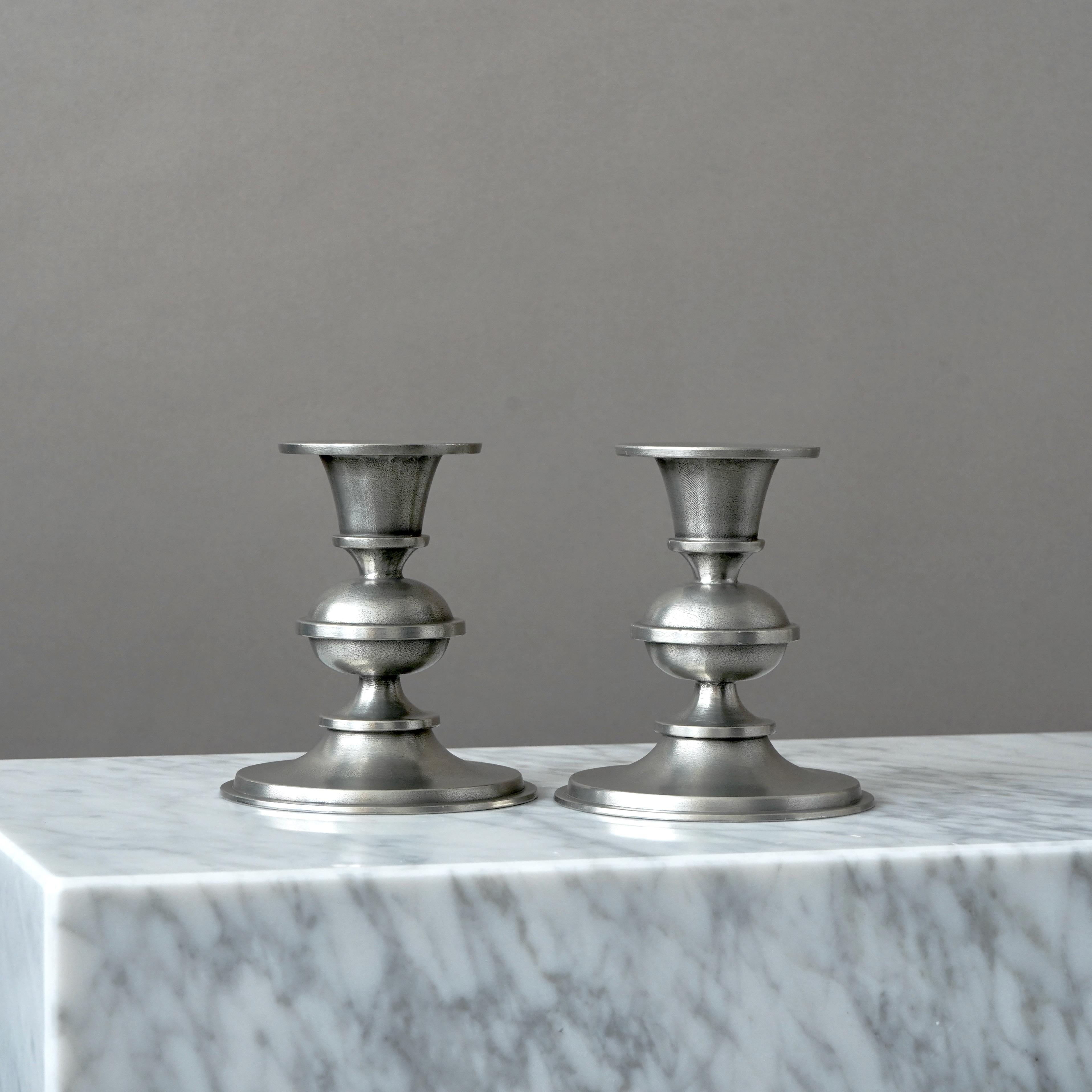 Metà XX secolo Coppia di candelieri in peltro di Edvin Ollers, Svezia, anni '30. Art Déco. in vendita